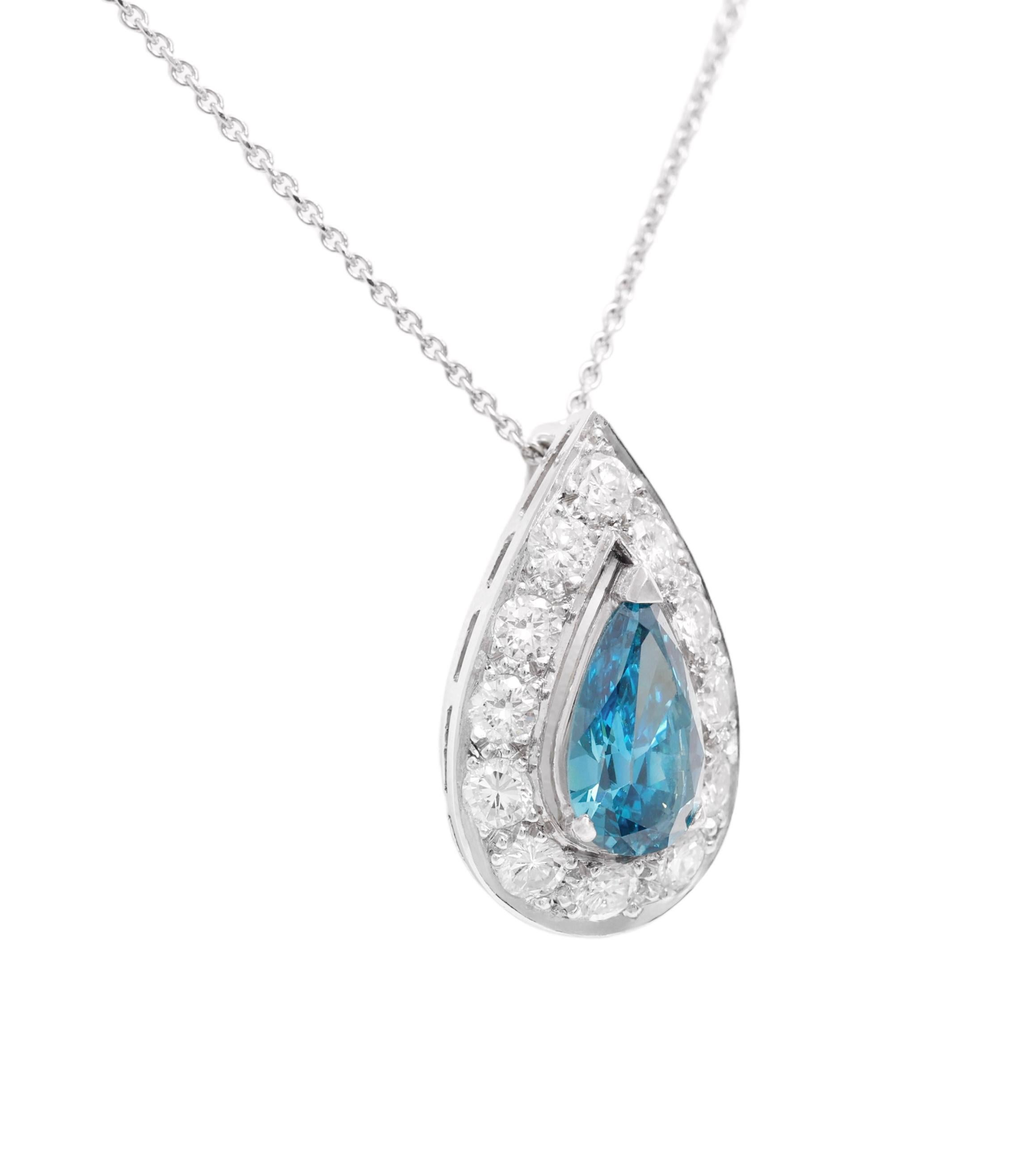 Taglio a goccia Ciondolo con diamante blu a forma di pera da 1,5 carati in oro bianco 18 Kt con colore potenziato in vendita