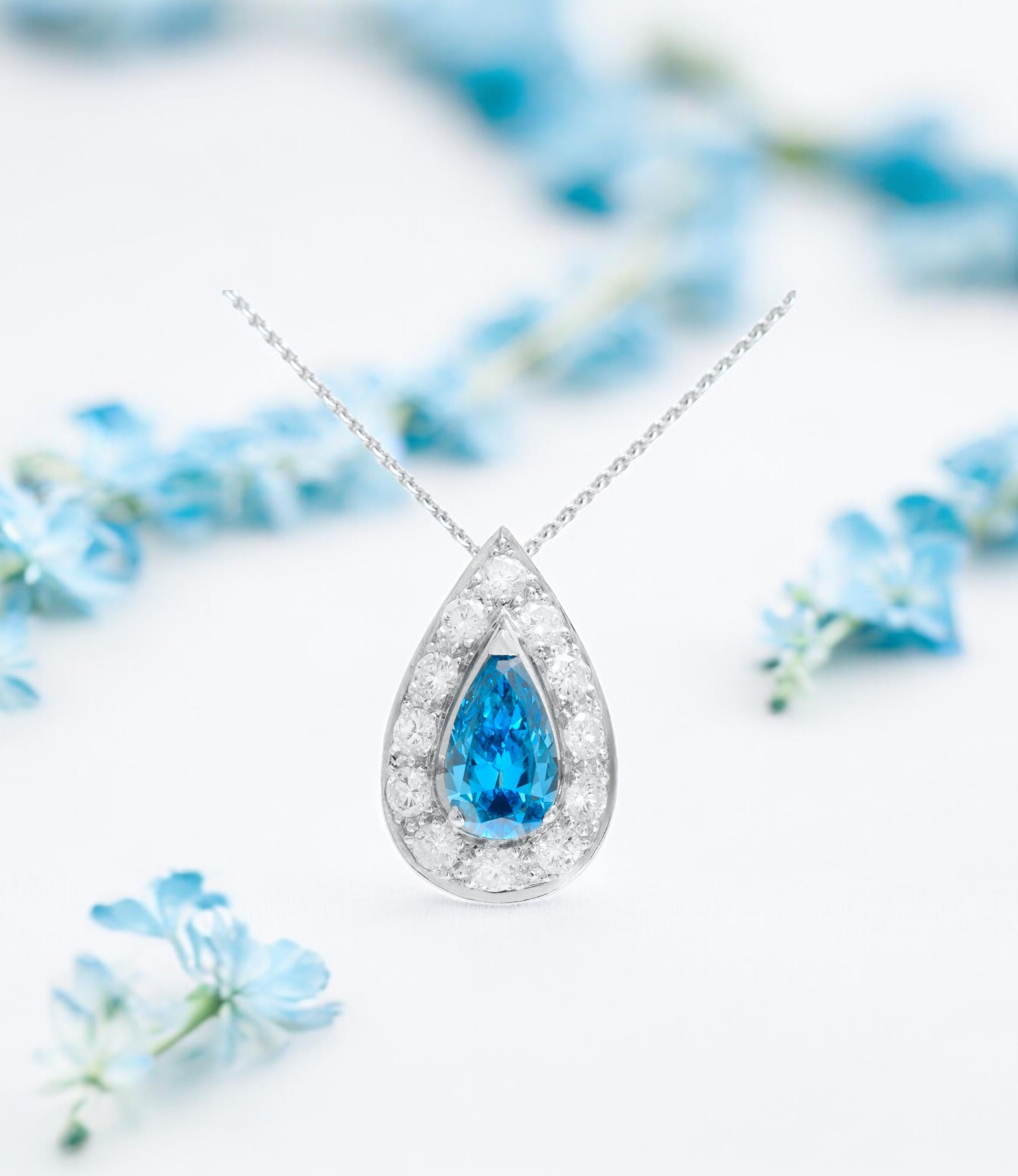 Ciondolo con diamante blu a forma di pera da 1,5 carati in oro bianco 18 Kt con colore potenziato in vendita 3