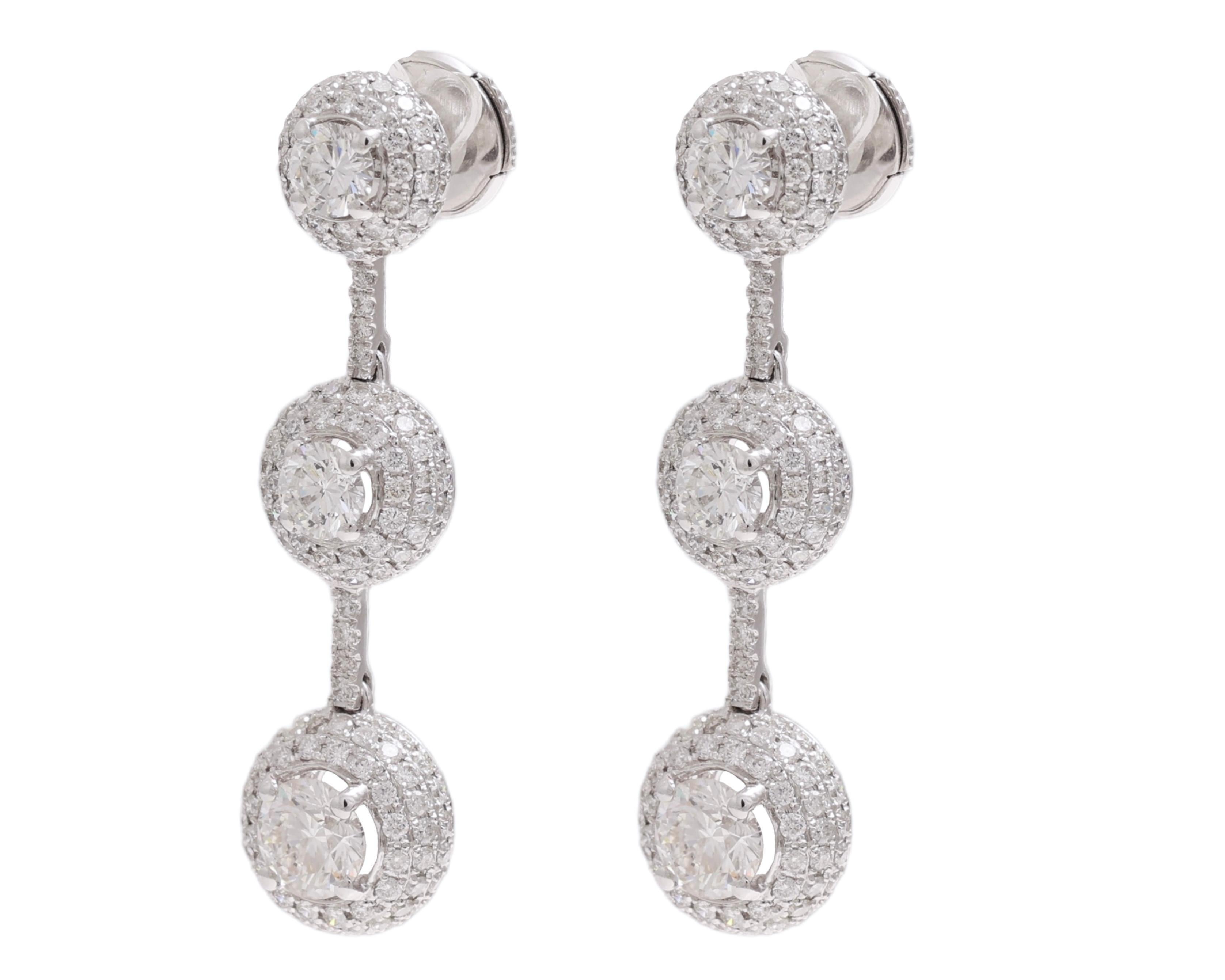 Precioso 18 kt. Pendientes colgantes de oro blanco con 3,45 ct. Diamantes talla brillante 

Diamantes: 2 grandes diamantes talla brillante, juntos aprox. 1,04 ct. 4 diamantes talla brillante 0,87 ct. y 1,54 ct. pequeños diamantes talla