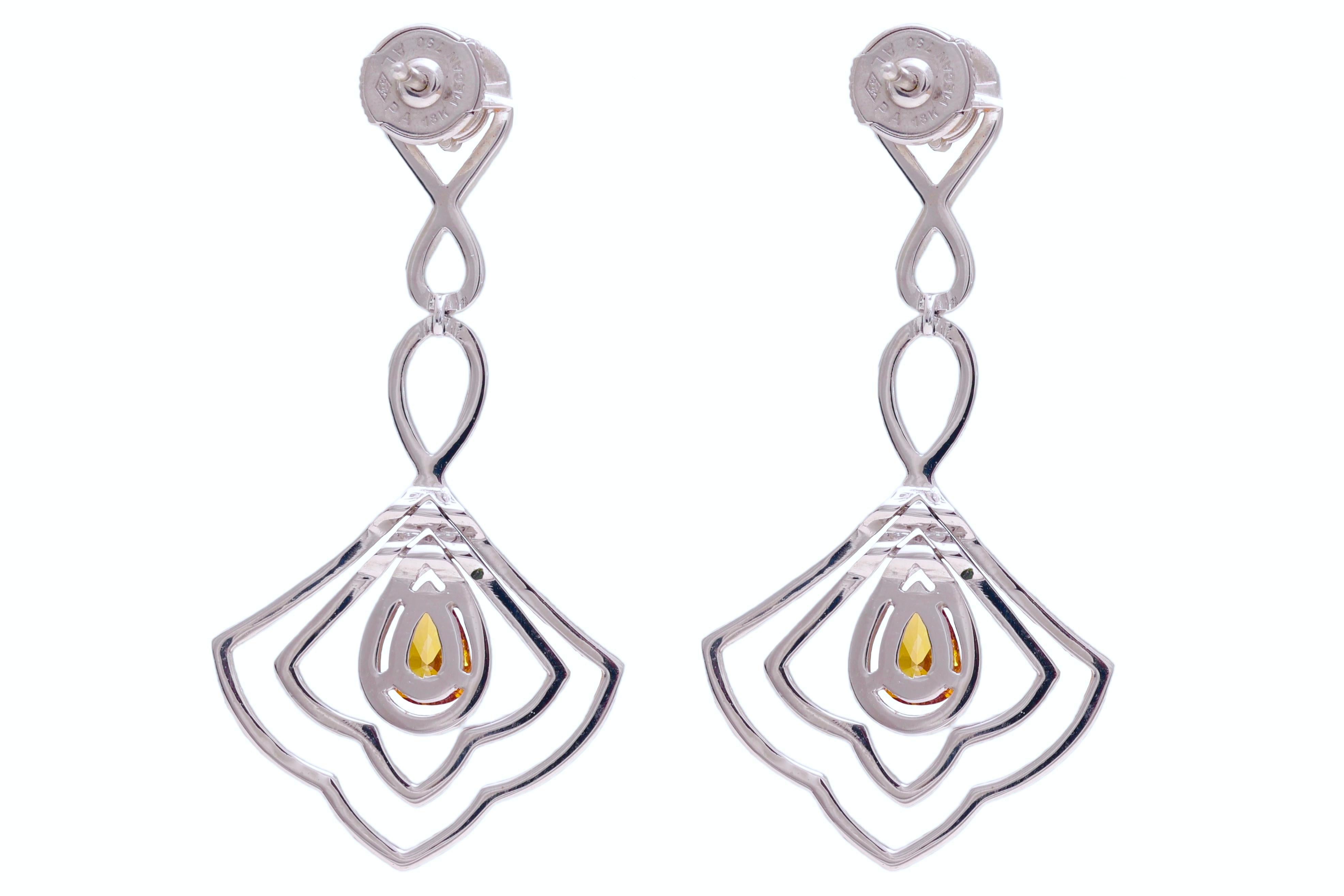 18 kt. Boucles d'oreilles pendantes en or blanc serties de 3,6 ct. Diamants blancs et cognac Unisexe en vente