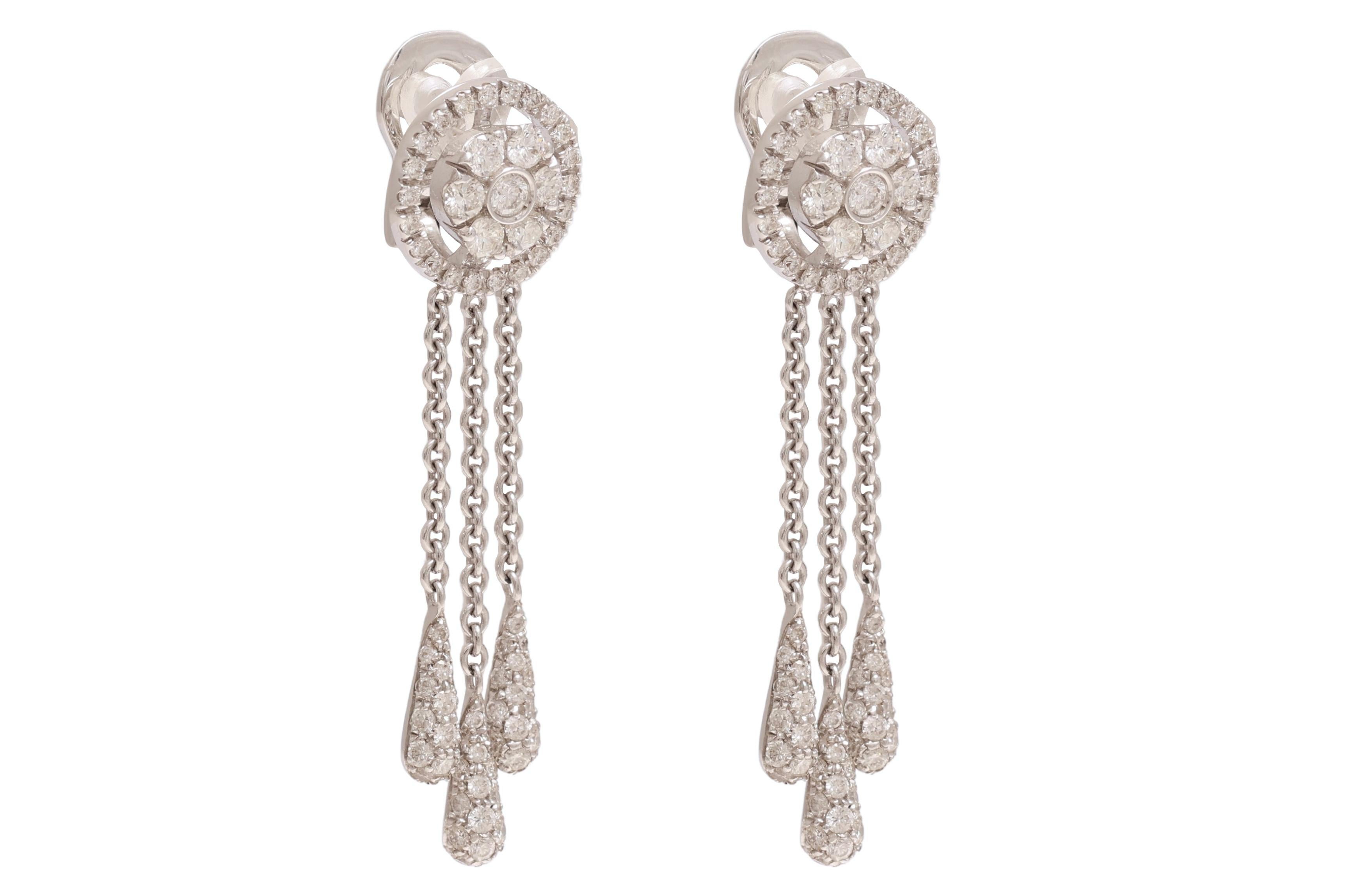 Splendido esemplare da 18 kt. Orecchini pendenti in oro bianco con 2,04 ct. Diamanti

Diamanti: diamanti taglio brillante, insieme circa.  2,04 ct.

Materiale: Oro bianco 18 kt.

Misure: 44,6 mm x 12 mm

Peso totale: 8,9 grammi / 0,315 oz / 5,7