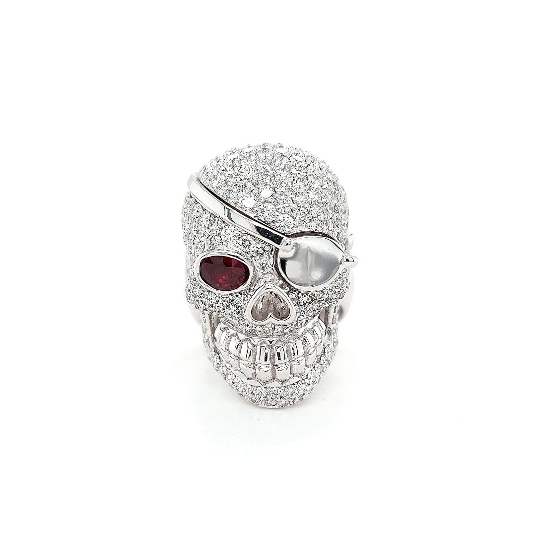 18 Karat white Gold Diamond and Ruby Skull Ring with Eye Patch of Pirate In New Condition In Antwerp, BE