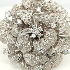 Kamelienblumenbrosche aus 18 Karat Weißgold mit Diamanten
