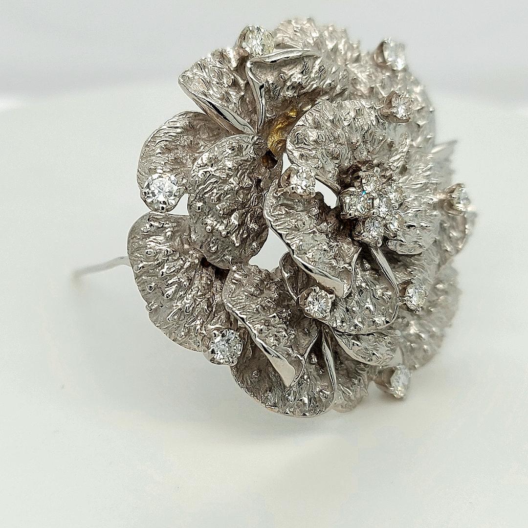 18kt White Gold Diamond Camellia Flower Brooch In Excellent Condition For Sale In Antwerp, BE