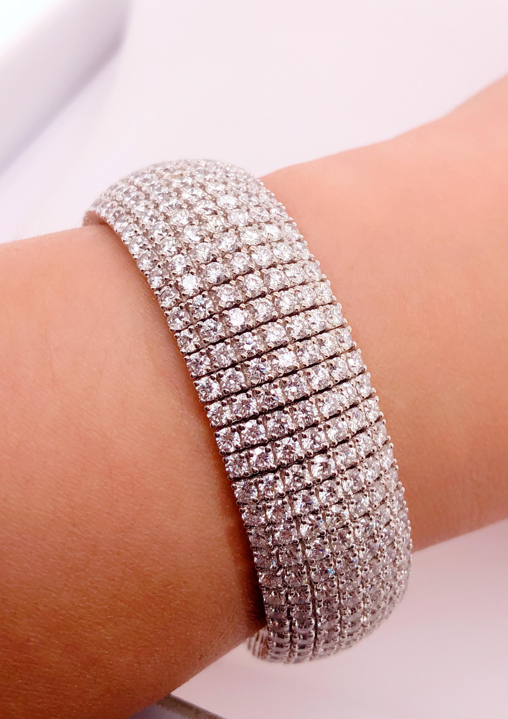 18 Karat White Gold and Diamond Cuff Bracelet Weighing Approx 32.89 Carat For Sale 5