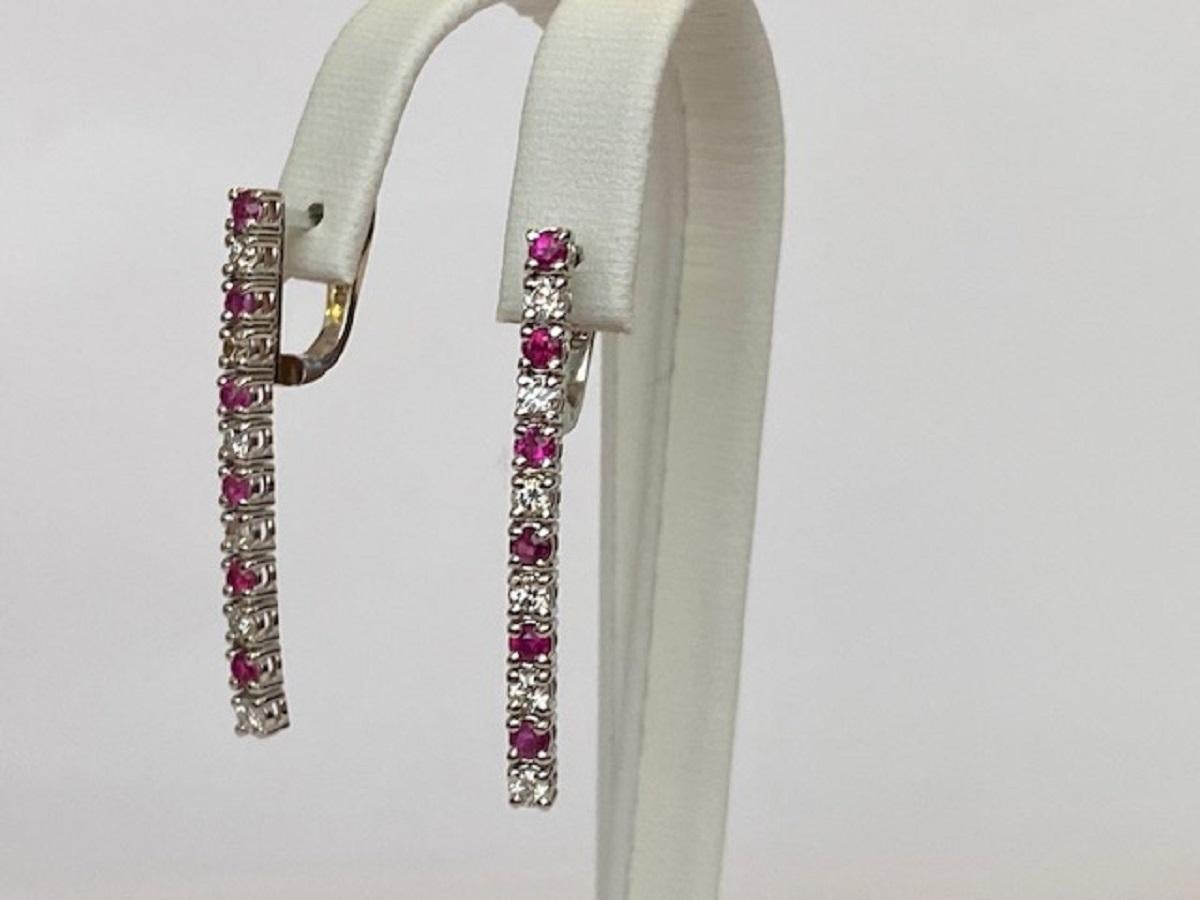 Offered are white gold hanging stud earrings with 12 pieces of brilliant cut diamonds totaling approximately 0.60 crt G/VS and 12 pieces of rubies approximately 0.60 crt on the front. The earrings have a secure closure.
Diamonds – approx. 0.60 crt