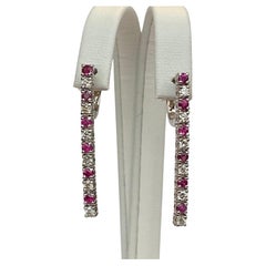 Boucles d'oreilles pendantes en or blanc 18 carats avec diamants et rubis