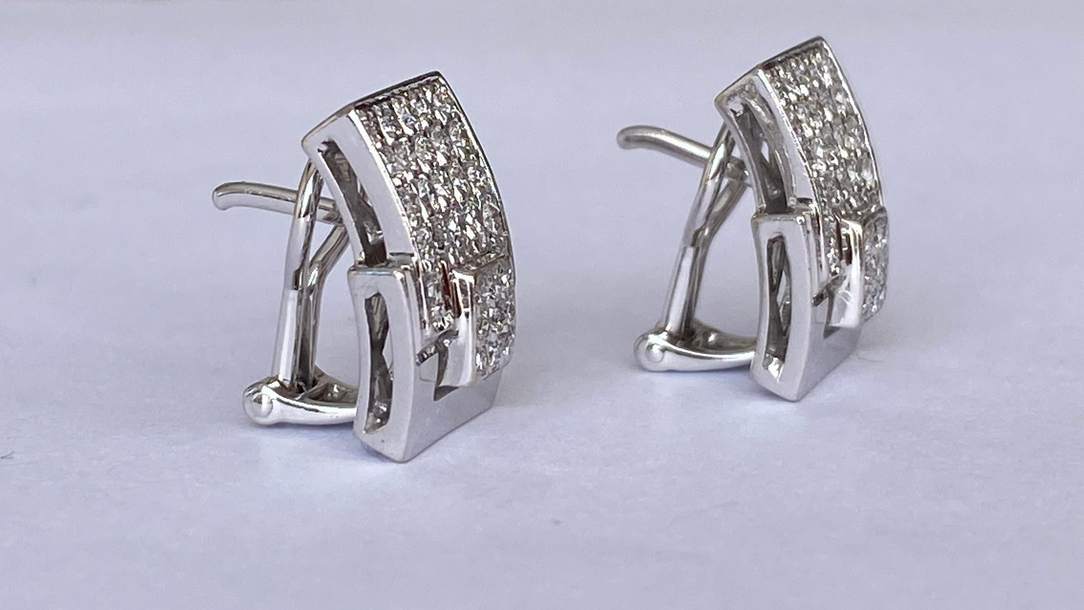 Women's 18 Karat White Gold Diamond Ear Studs For Sale