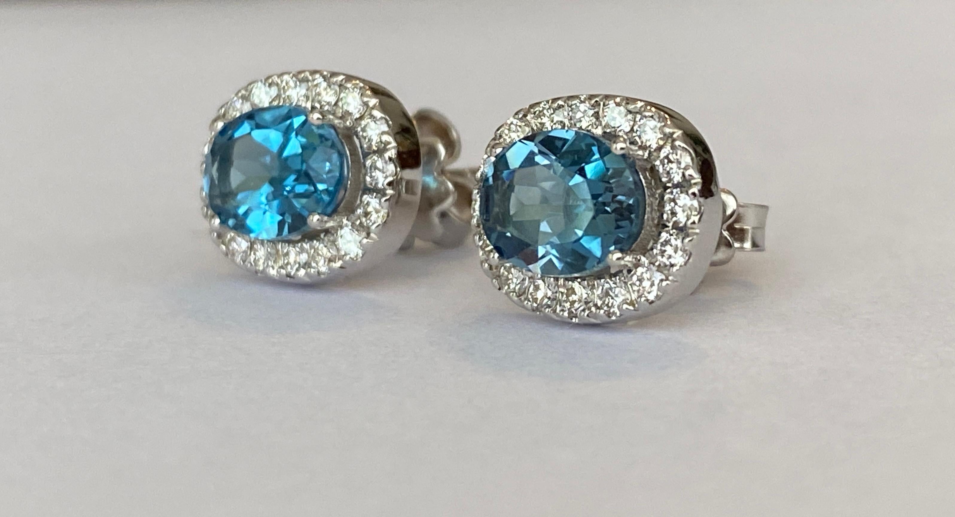 Contemporary 18 kt white gold Diamond earrings studs with 2.6 ct London Blue Topaz For Sale