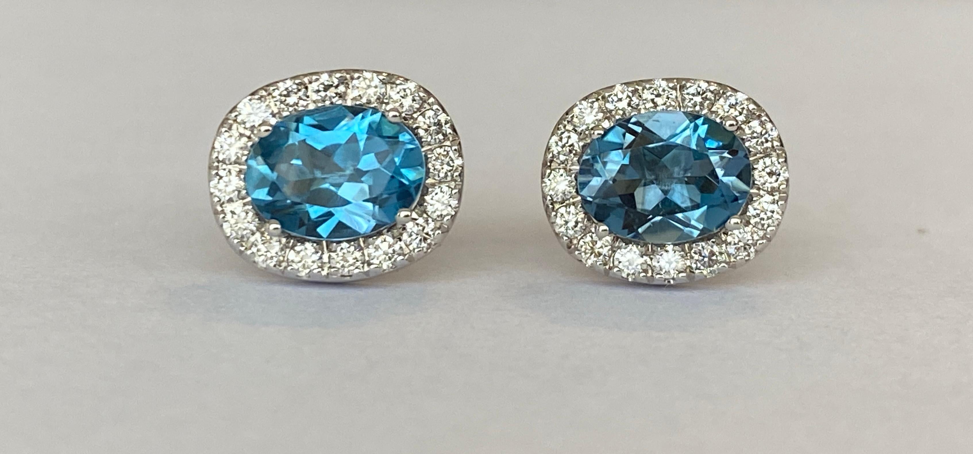 Brilliant Cut 18 kt white gold Diamond earrings studs with 2.6 ct London Blue Topaz For Sale