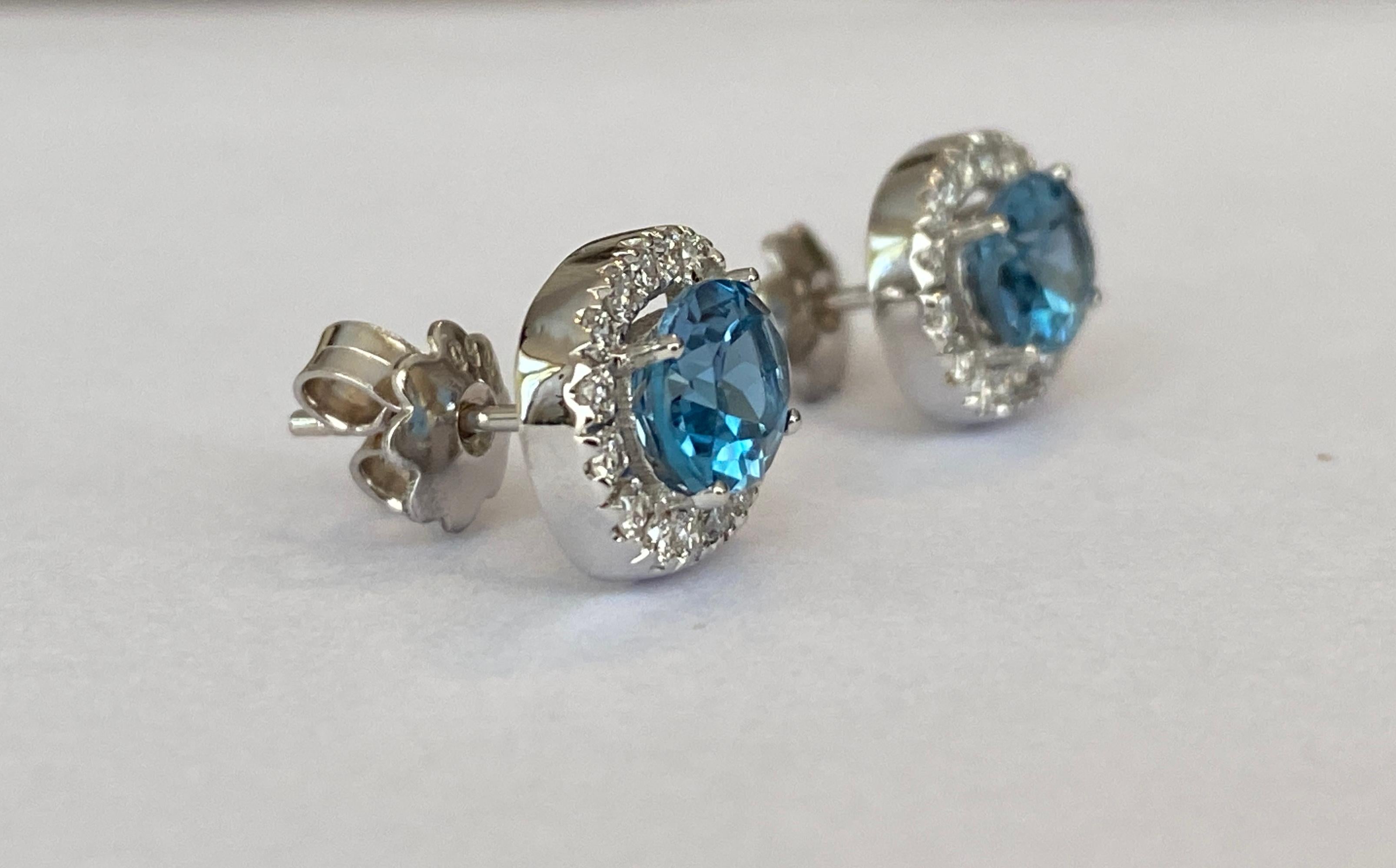 18 kt white gold Diamond earrings studs with 2.6 ct London Blue Topaz In New Condition For Sale In AMSTERDAM, NL