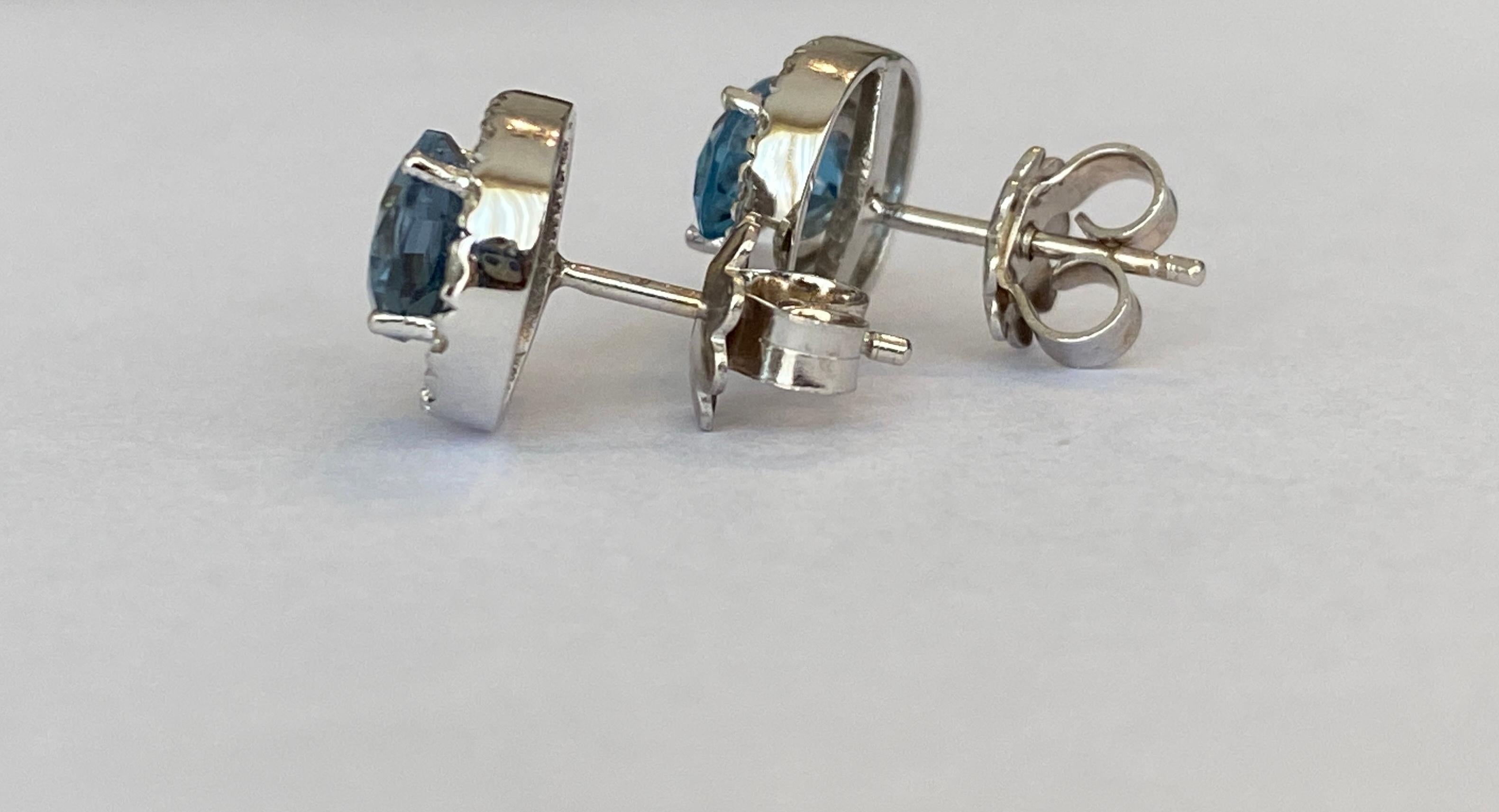 Women's 18 kt white gold Diamond earrings studs with 2.6 ct London Blue Topaz For Sale
