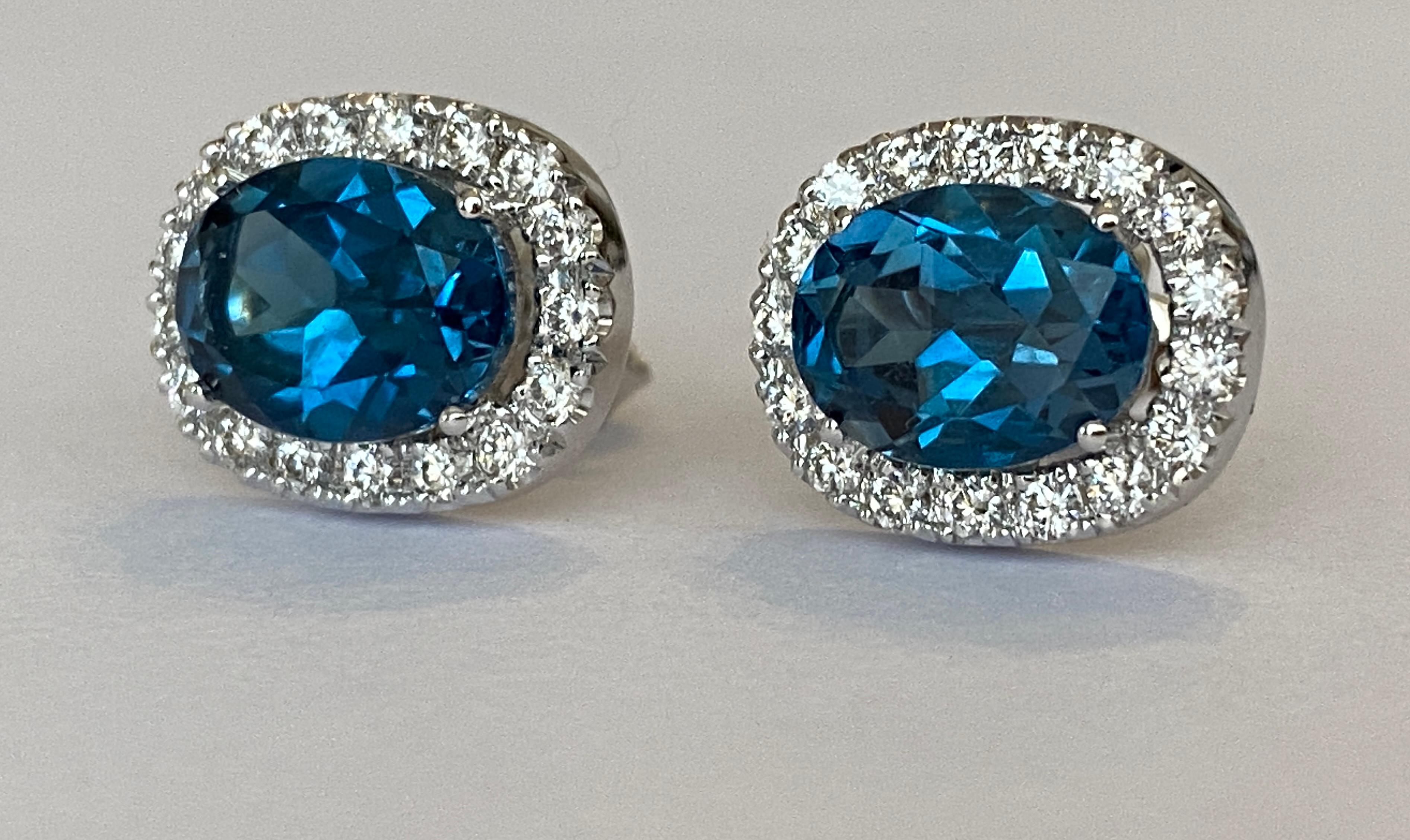 Contemporary 18 kt white gold Diamond earrings studs with London Blue Topaz For Sale
