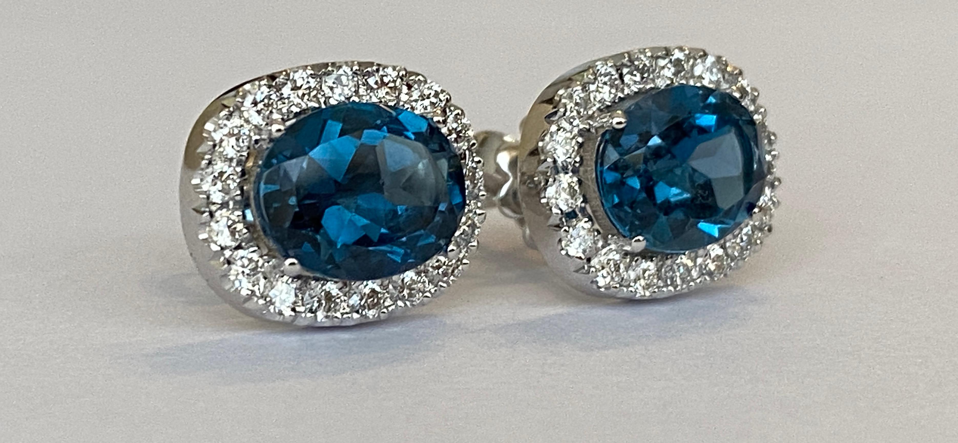 18 kt white gold Diamond earrings studs with London Blue Topaz In New Condition For Sale In AMSTERDAM, NL