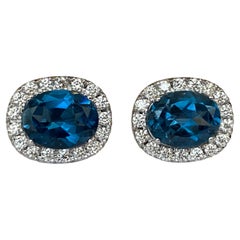 Clous d'oreilles en or blanc 18 carats avec topaze bleue de Londres