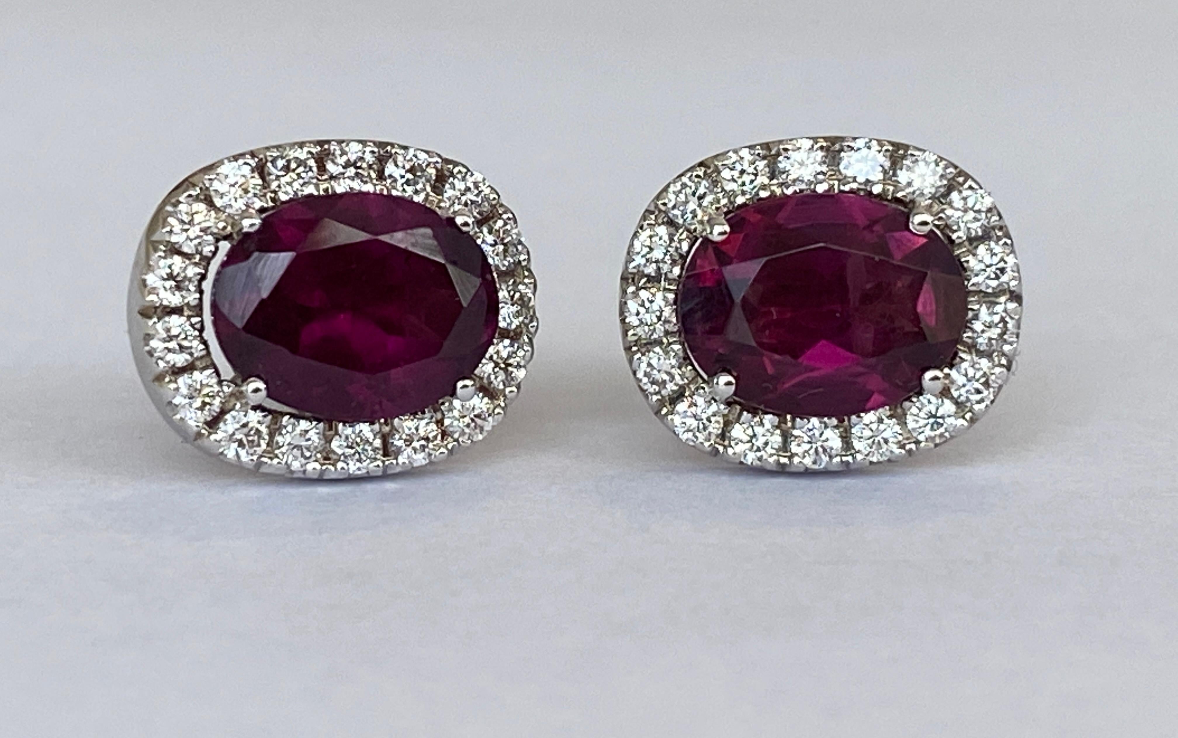 Offered in new condition, stud earrings in white gold, with two pieces of oval cut Red Tourmaline of approx. 4.5 carats together. The stones are surrounded by an entourage of 32 brilliant cut diamonds totaling approx. 0.58 ct of quality G/VS/SI
Gold
