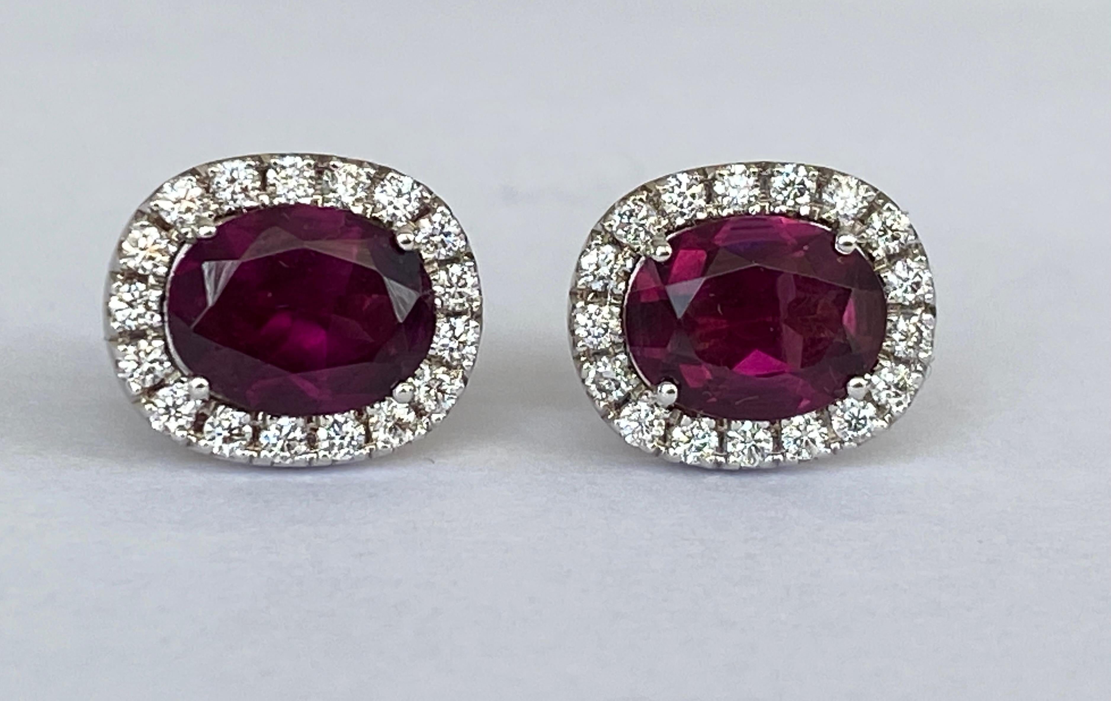 Contemporary 18 kt white gold Diamond earrings studs with  Red Tourmaline For Sale