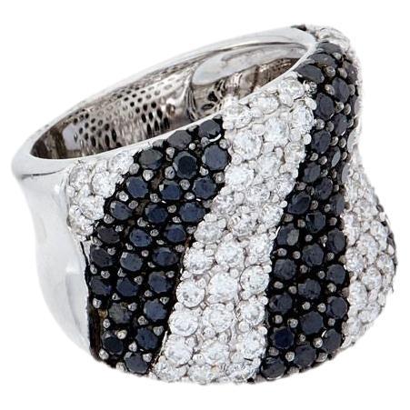 Bague mode en or blanc 18 carats ornée de diamants blancs et noirs de 2,20 carats en vente