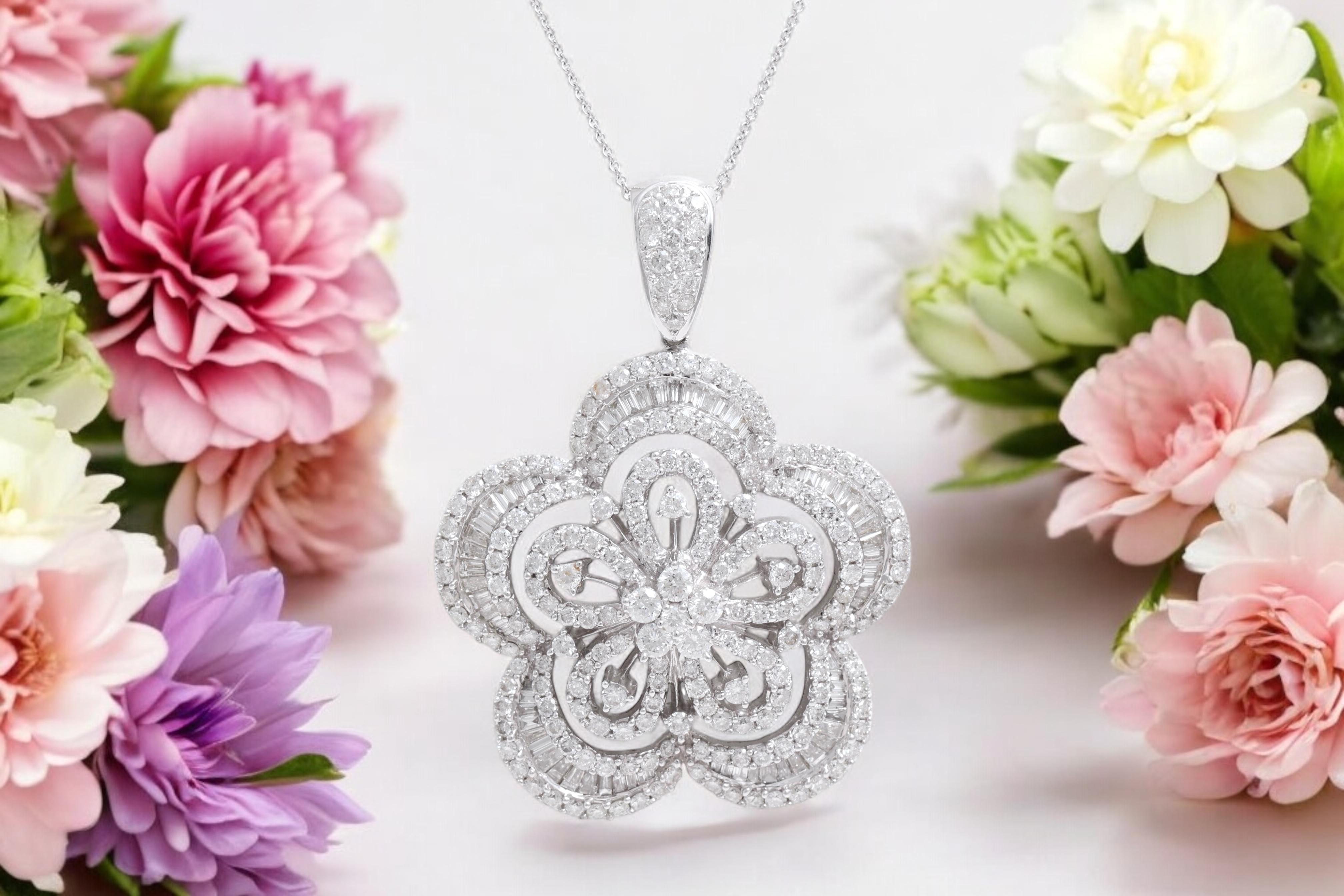 18 Kt White Gold Diamond Pendant / Hanger, Brilliant & Taper Cut Diamonds For Sale 4