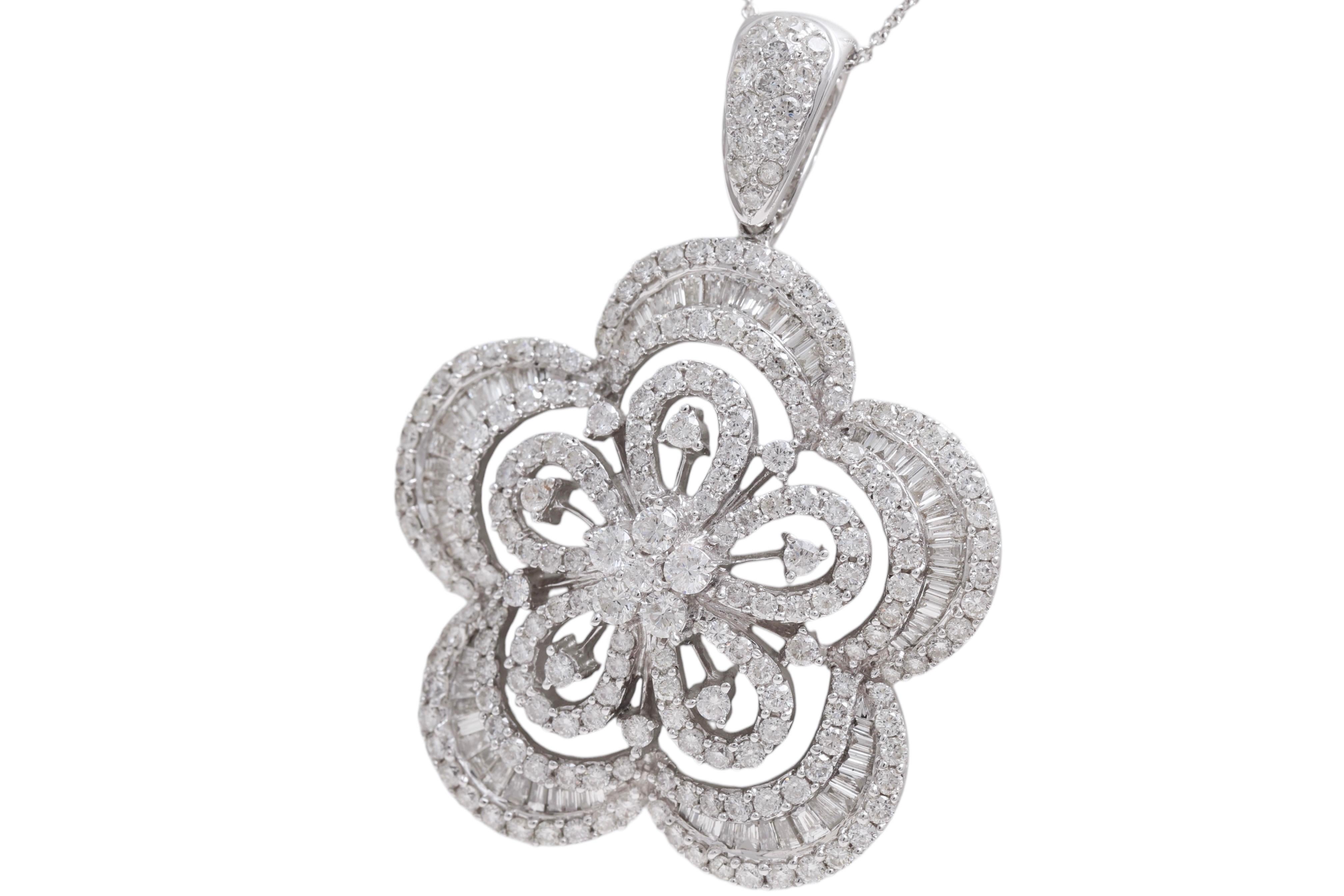 18 KT WHITE GOLDEN PENDANT WITH BRILLIANT & TAPERS CUT DIAMONDS

MATERIAL: 18 kt white gold

DIAMONDS: Brilliant & Taper cut diamonds, together 4.47 Cts

WEIGHT: 16.5 gr