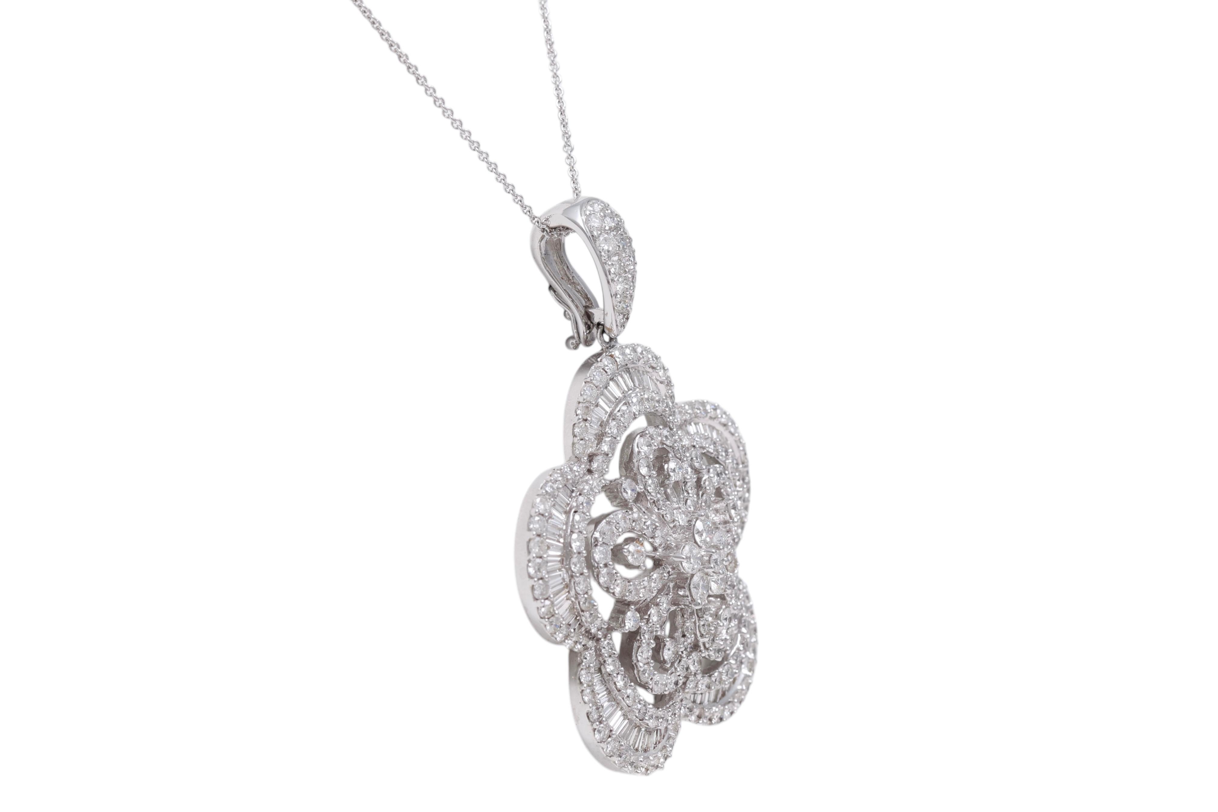 18 Kt White Gold Diamond Pendant / Hanger, Brilliant & Taper Cut Diamonds In New Condition For Sale In Antwerp, BE