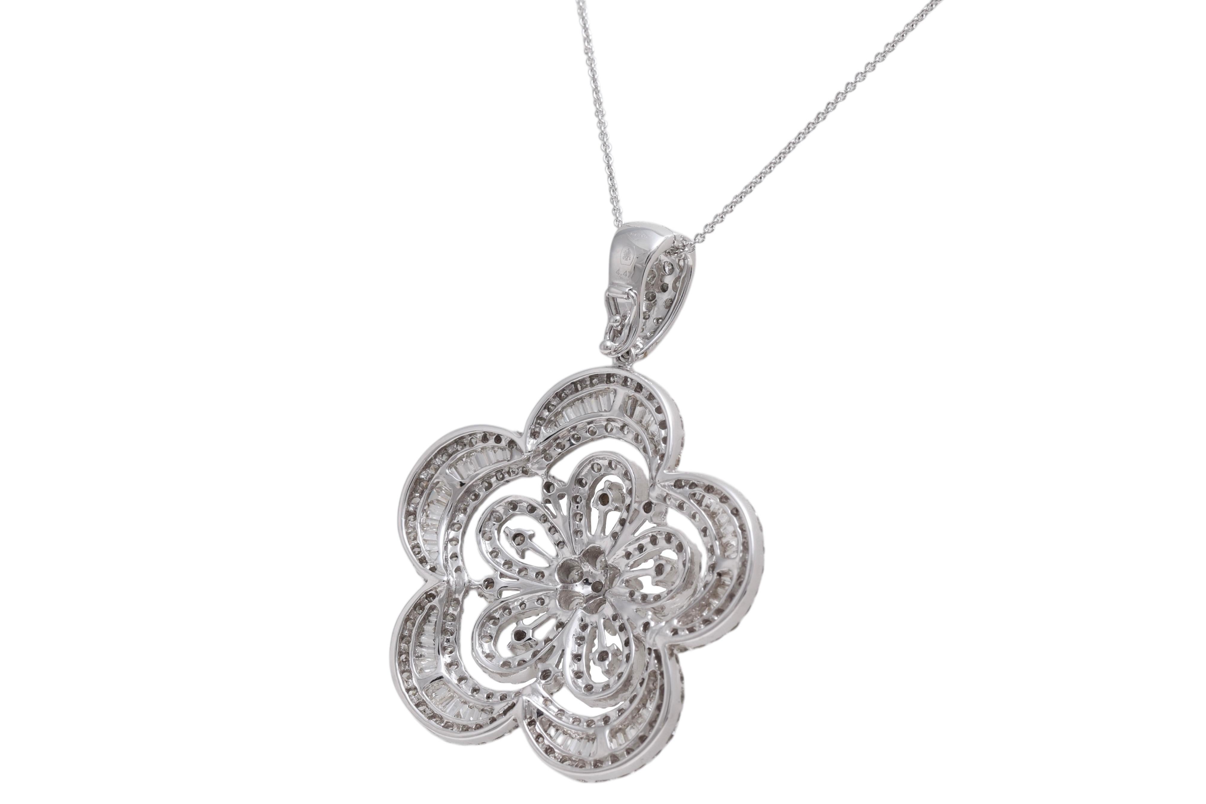18 Kt White Gold Diamond Pendant / Hanger, Brilliant & Taper Cut Diamonds For Sale 1