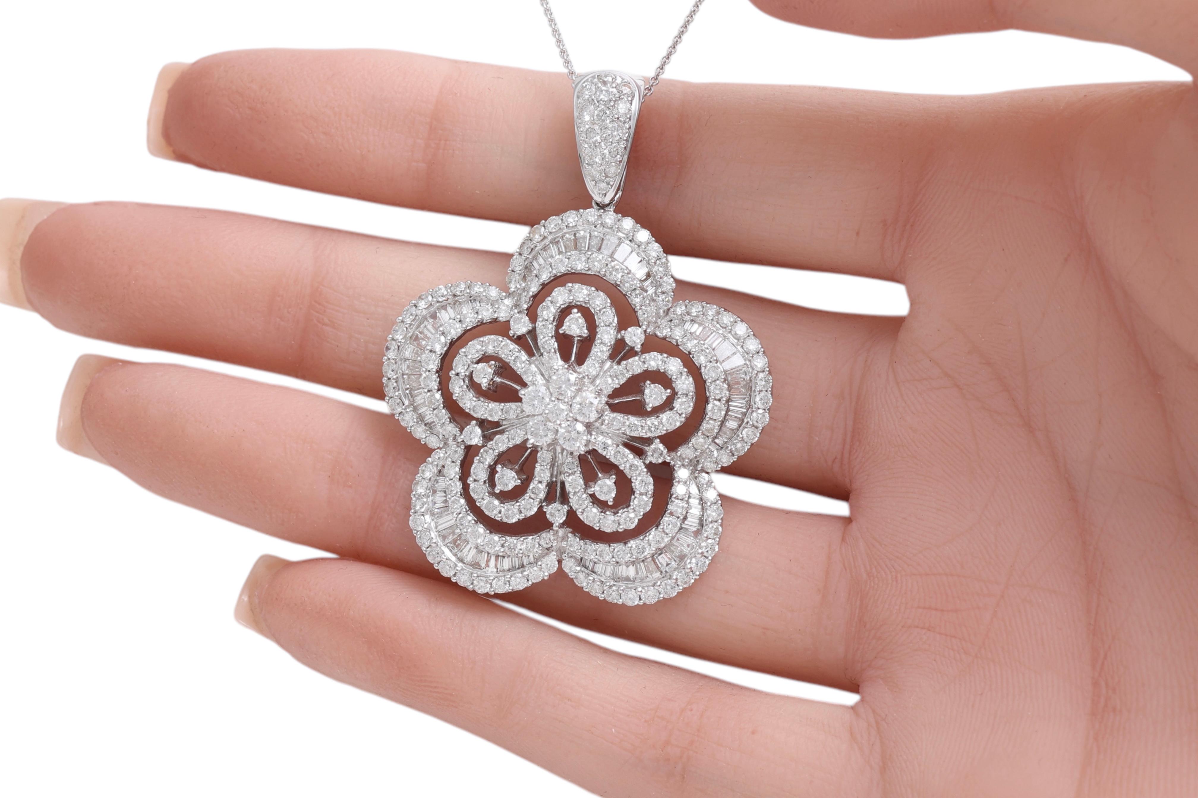 18 Kt White Gold Diamond Pendant / Hanger, Brilliant & Taper Cut Diamonds For Sale 3
