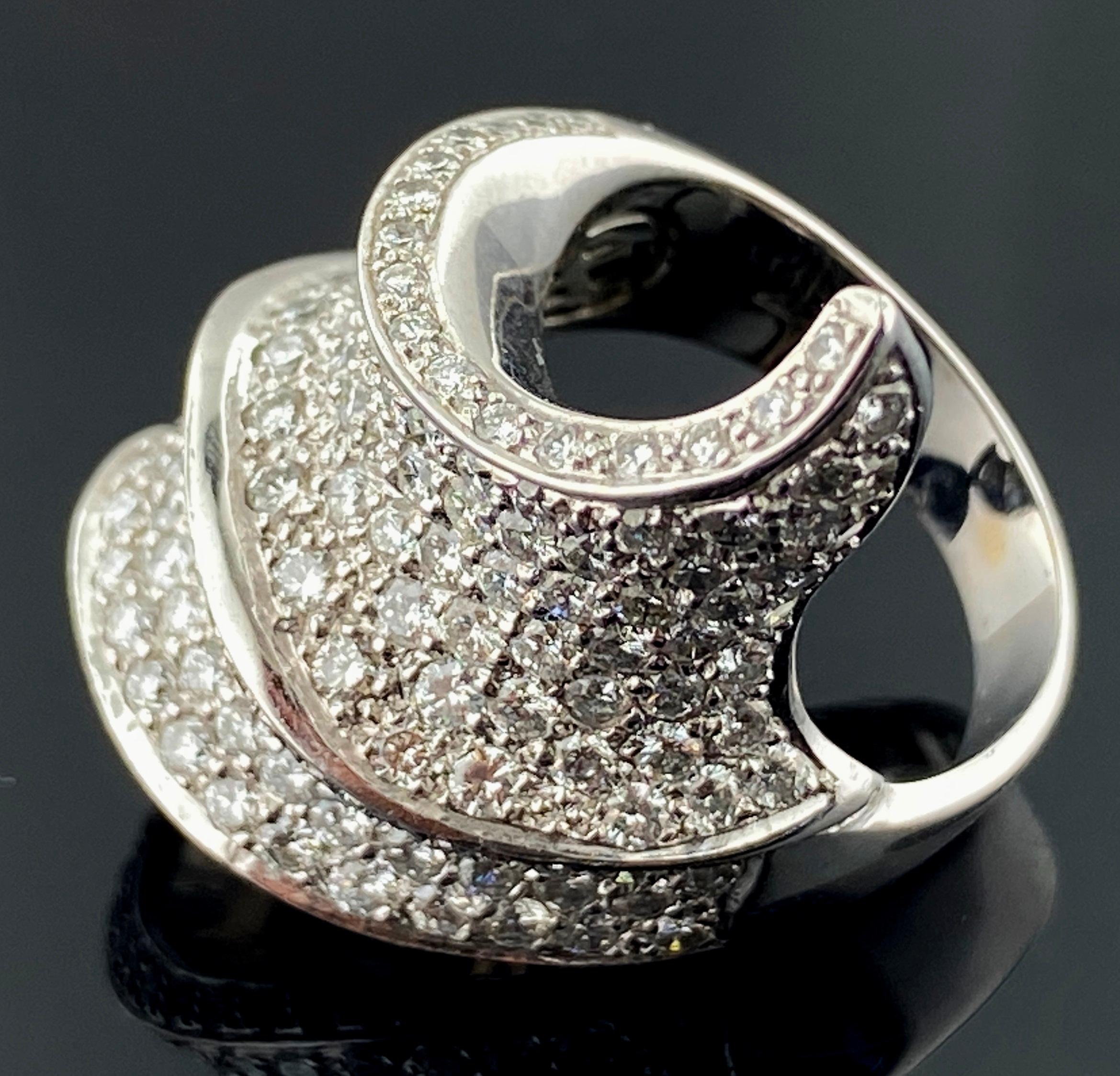 18 Karat White Gold and Diamond Ring In Excellent Condition In Palm Desert, CA