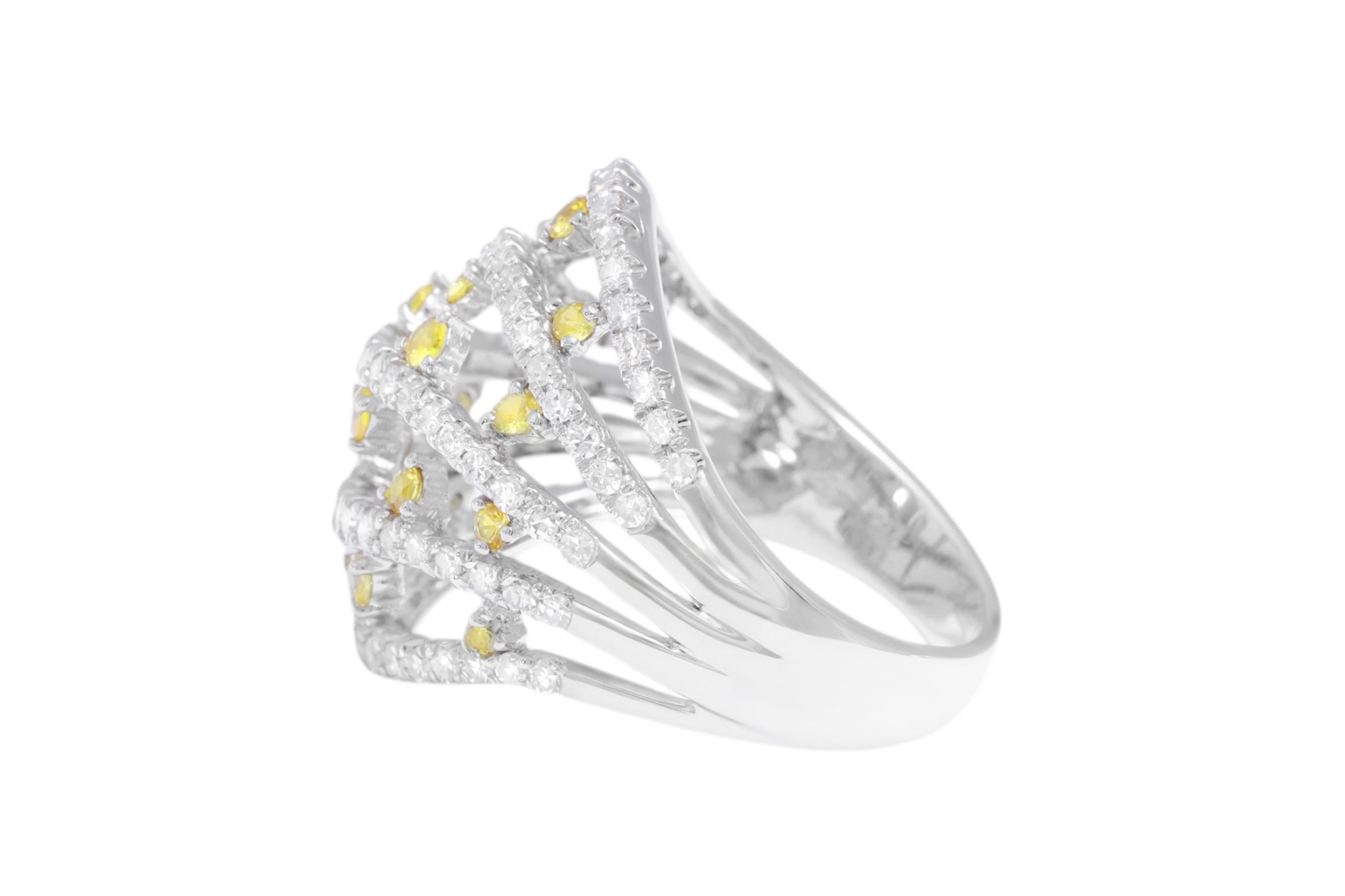 18 Kt White Gold Diamond & Yellow Sapphires Dome Ring In New Condition For Sale In Antwerp, BE