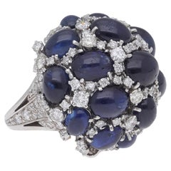 Unico nel suo genere, 18 Kt. Anello da cocktail in oro bianco con diamanti blu e zaffiri cabochon