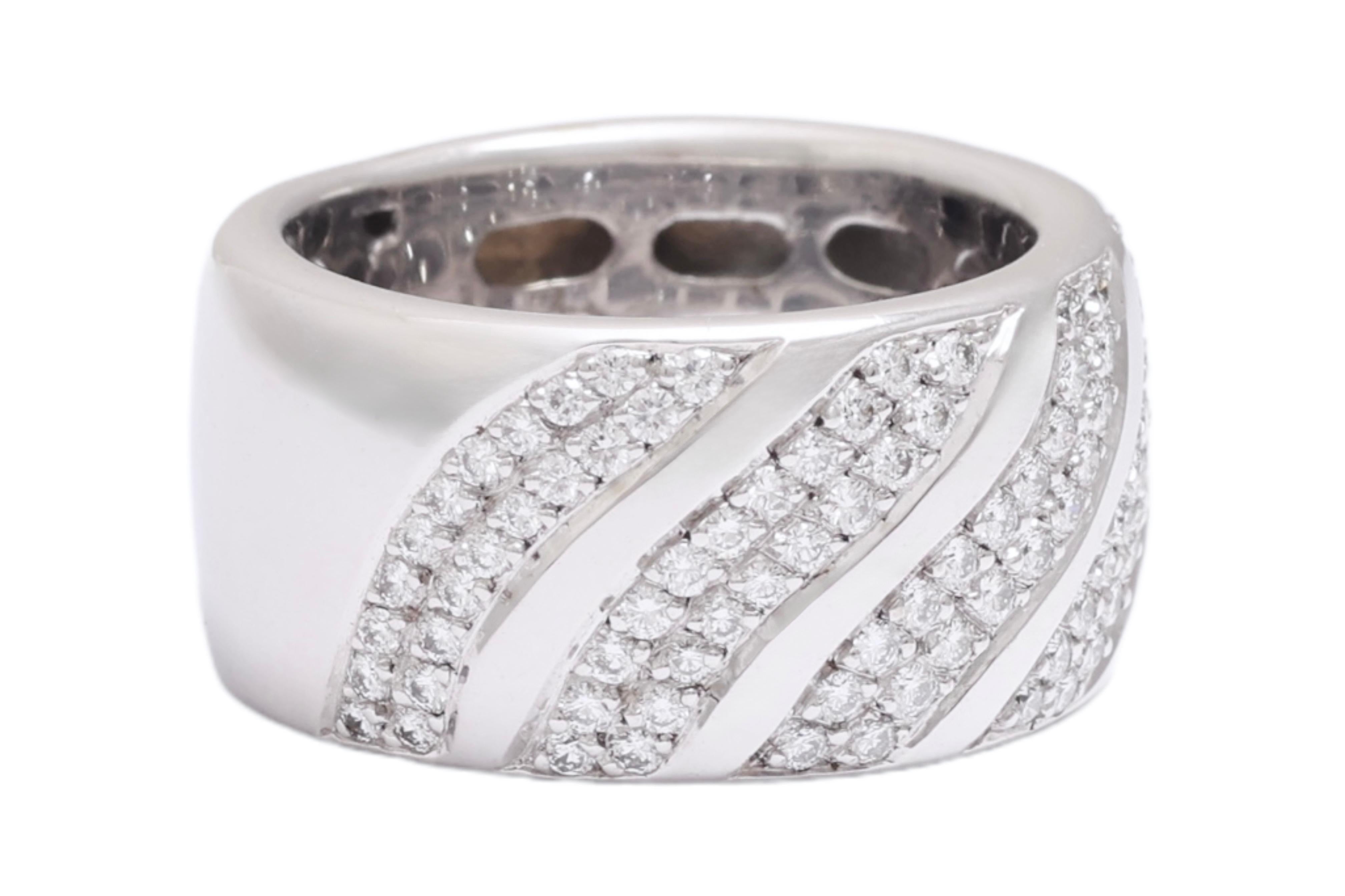 ANELLO D'ORO BIANCO CONTEMPORANEO UNICO NEL SUO GENERE CON DIAMANTI

MATERIALE: oro bianco 18 kt

TAGLIA: 54

DIAMANTI: diamanti a taglio brillante, complessivamente ca. 0,88 carati
