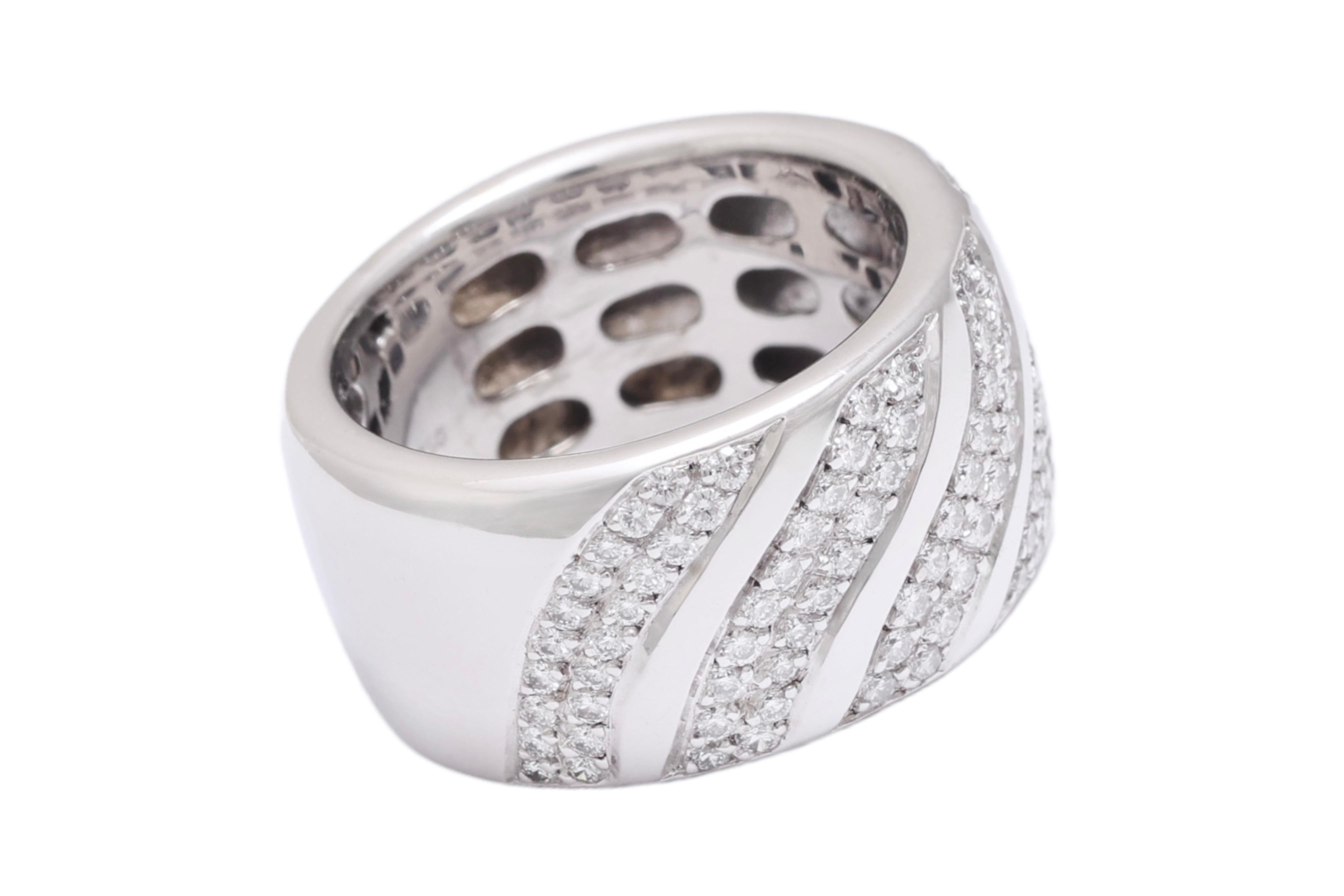 Moderno Anello nuziale in oro bianco 18 Kt con diamanti incastonati in vendita