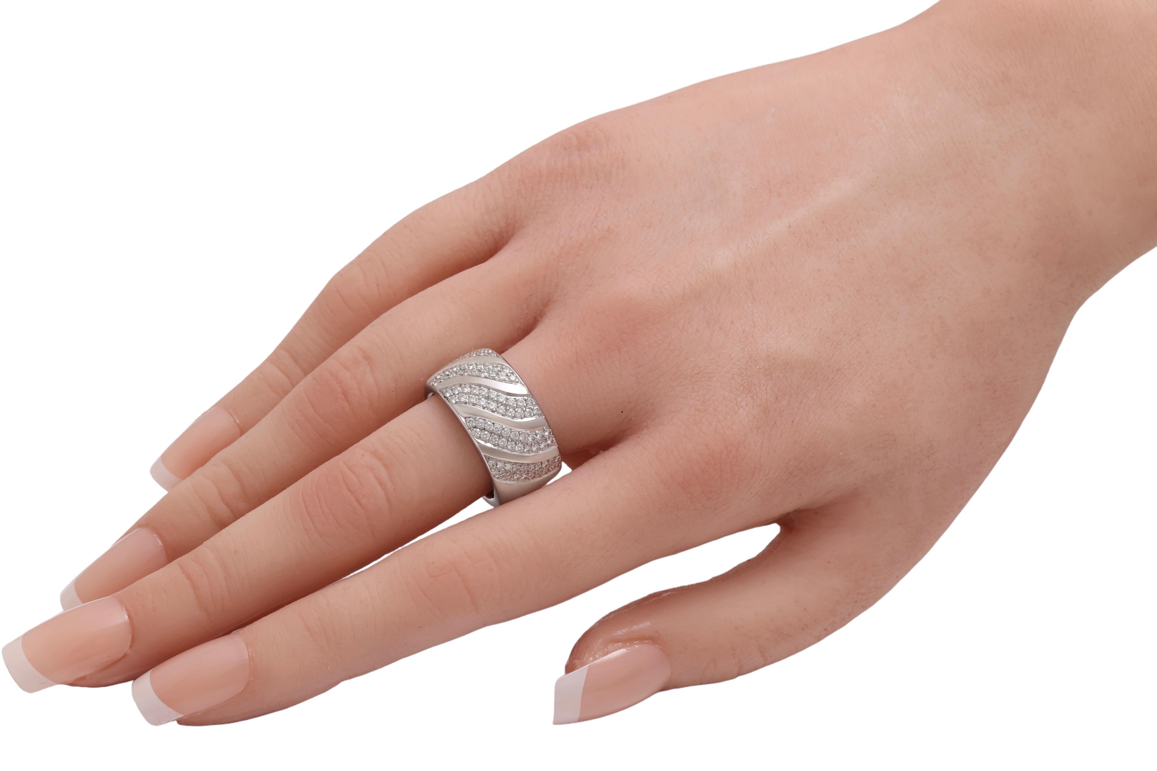 Anello nuziale in oro bianco 18 Kt con diamanti incastonati in vendita 1