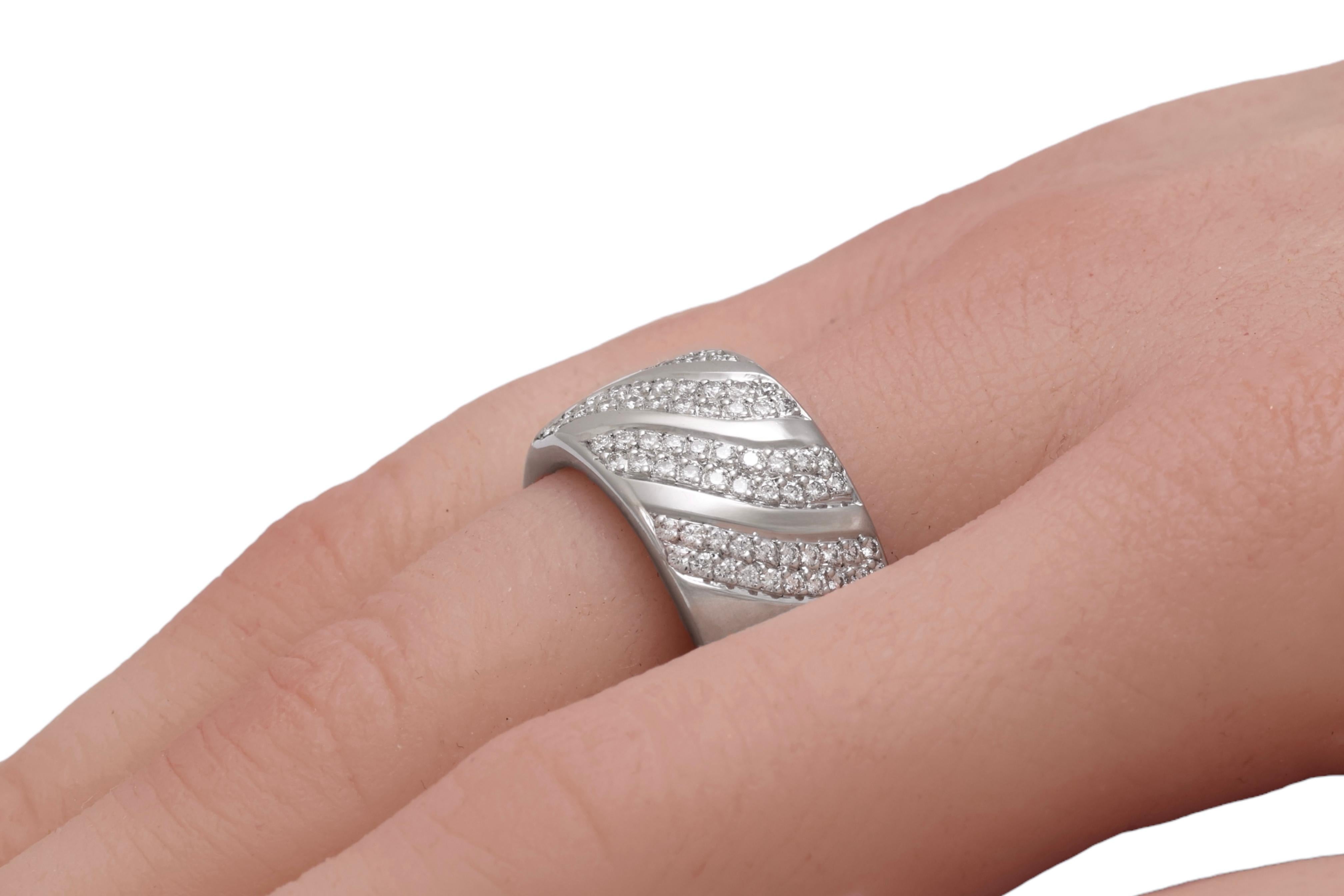 Anello nuziale in oro bianco 18 Kt con diamanti incastonati in vendita 2