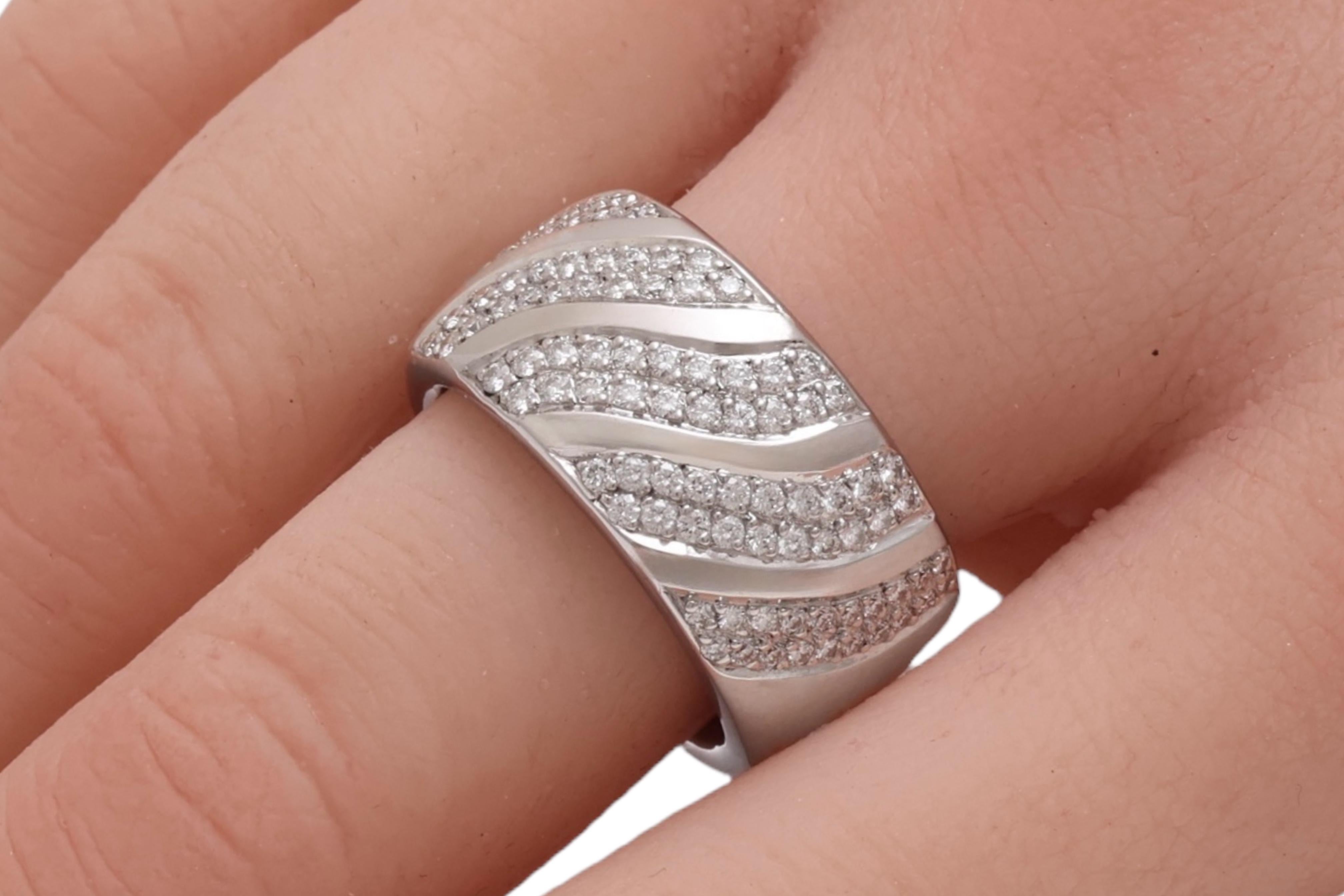 Anello nuziale in oro bianco 18 Kt con diamanti incastonati in vendita 3