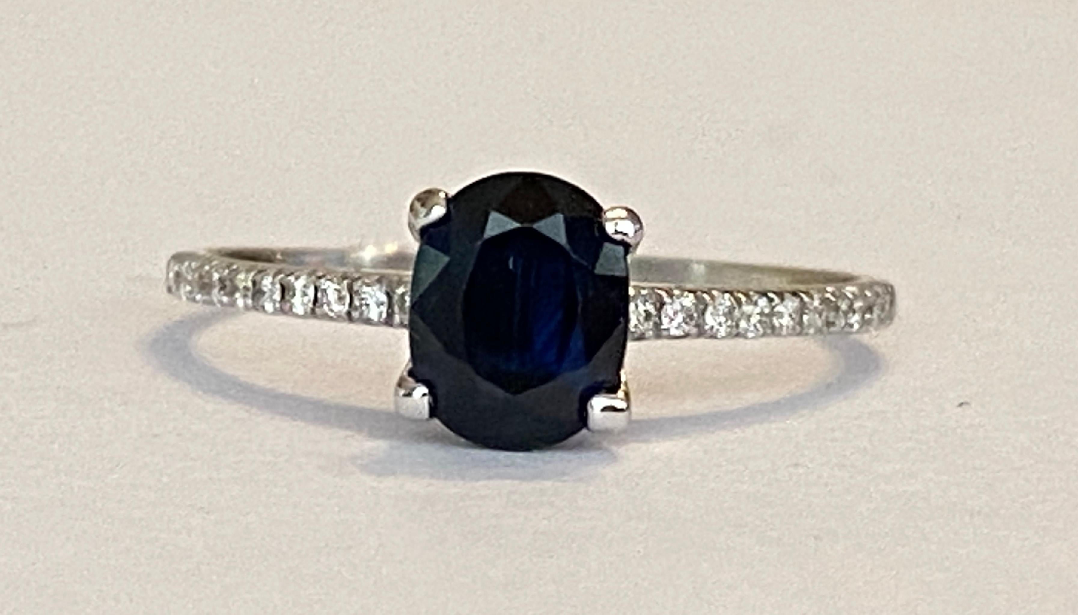 Offerto in buone condizioni, 18 kt  anello in oro bianco con zaffiro taglio ovale  di 1,00 ct. Lo zaffiro ha un bel colore blu. La pietra è circondata da un entourage di 20 diamanti taglio brillante, per un totale di circa 0,15 carati, di qualità