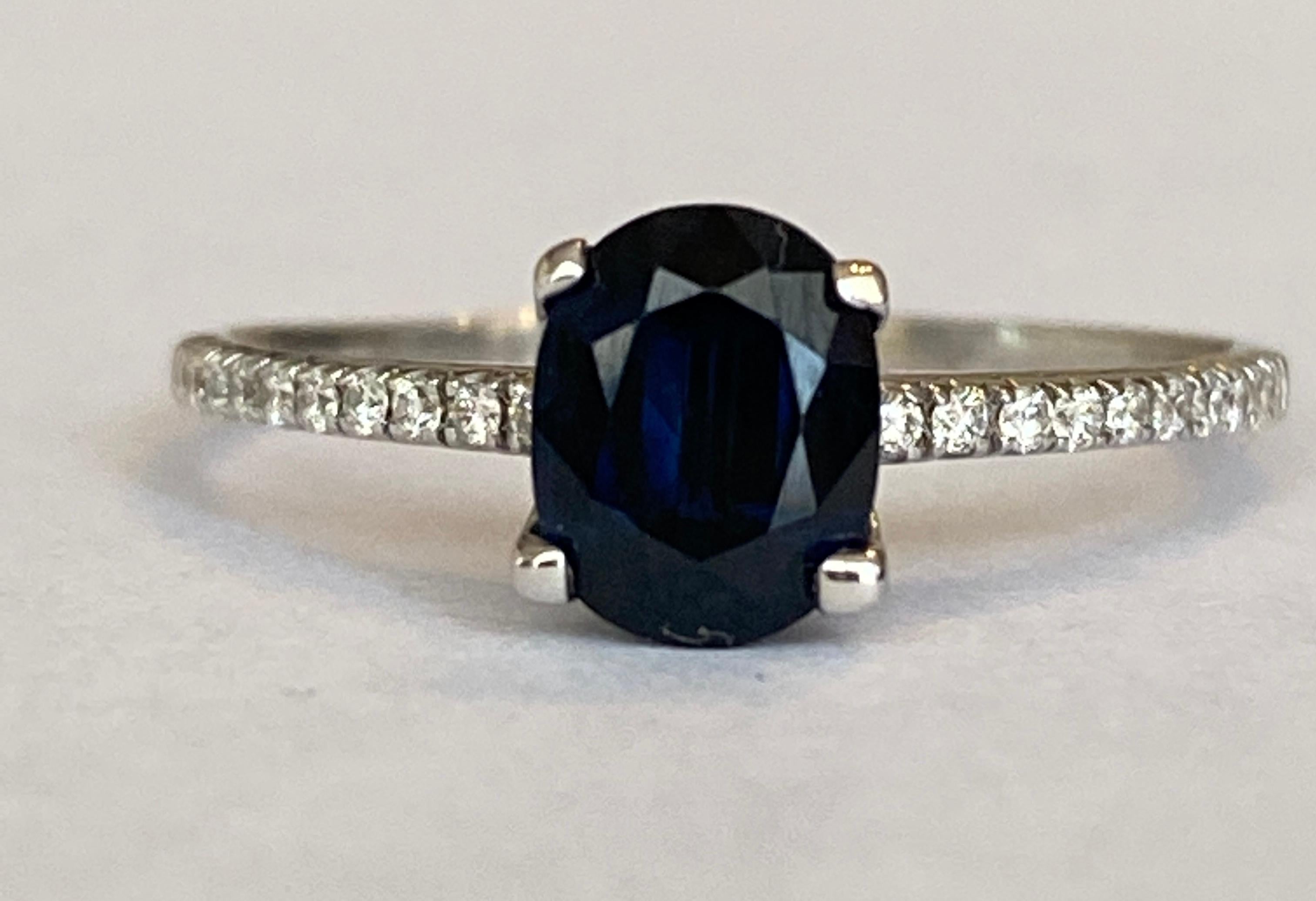 Moderno 18 Kt. Anello Diana in oro bianco con zaffiro e diamanti da 1,00 carati in vendita