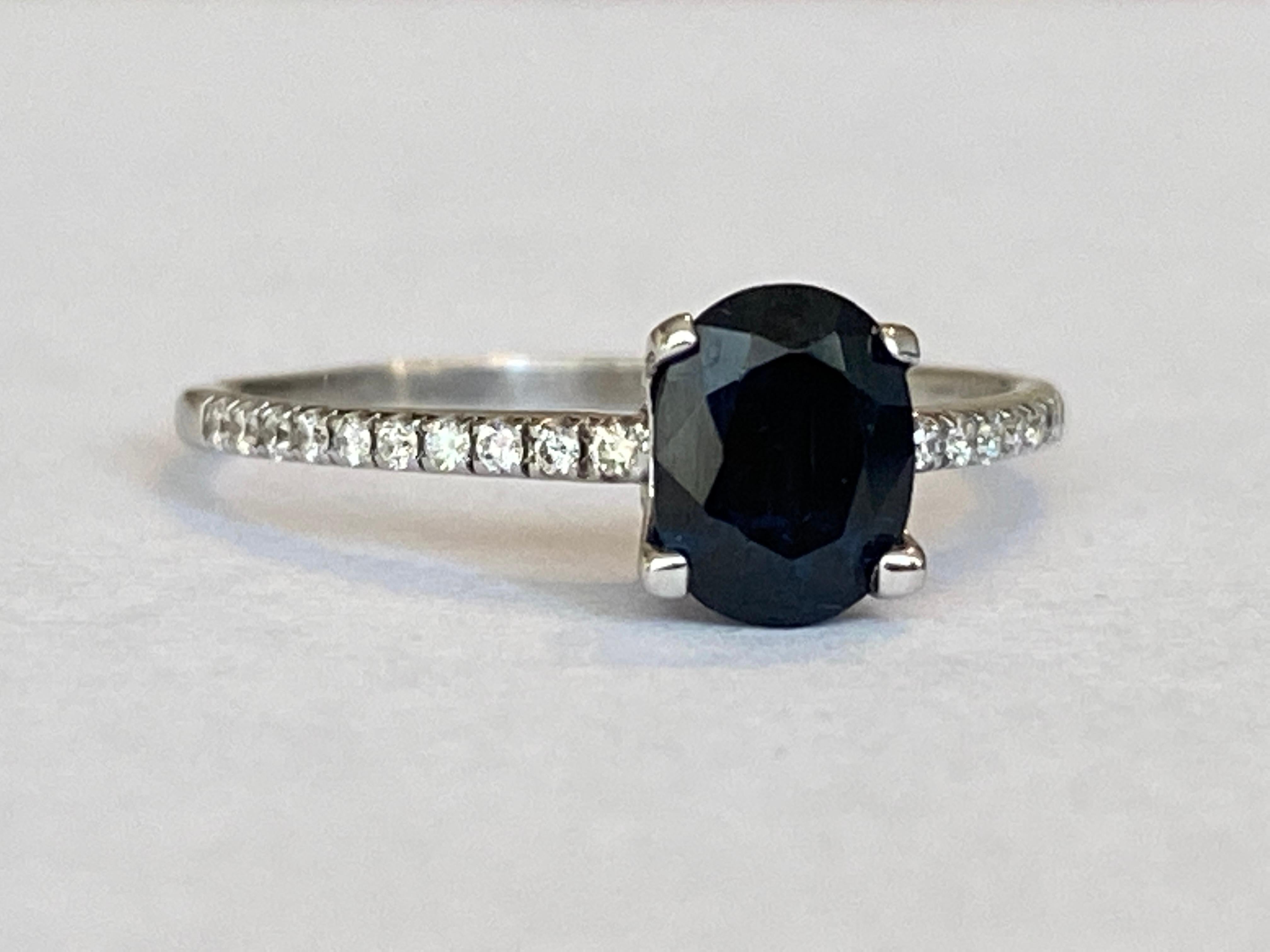 18 Kt. Anello Diana in oro bianco con zaffiro e diamanti da 1,00 carati In condizioni ottime in vendita a AMSTERDAM, NL