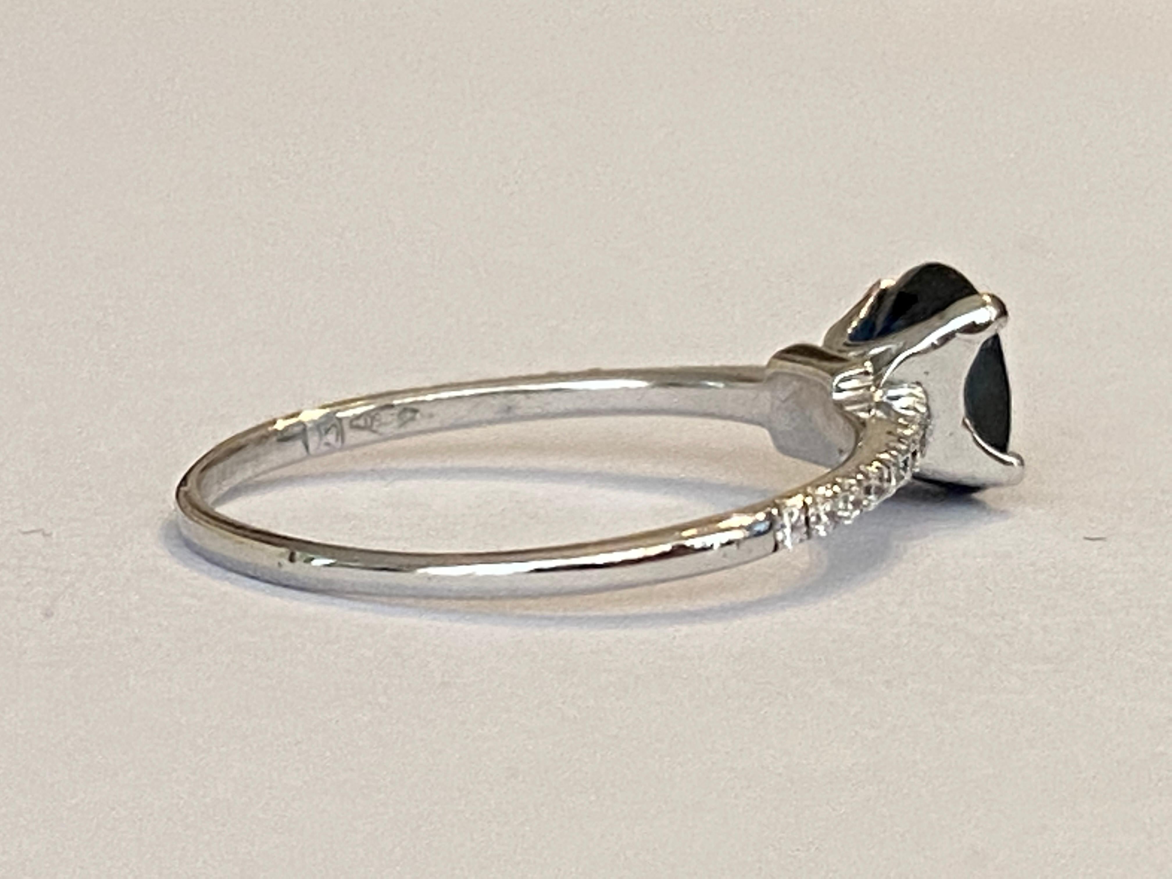 18 Kt. Anello Diana in oro bianco con zaffiro e diamanti da 1,00 carati in vendita 2