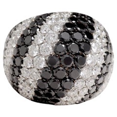 Bague en or blanc 18 ct à pavé de diamants en forme de dôme, diamants noirs et blancs
