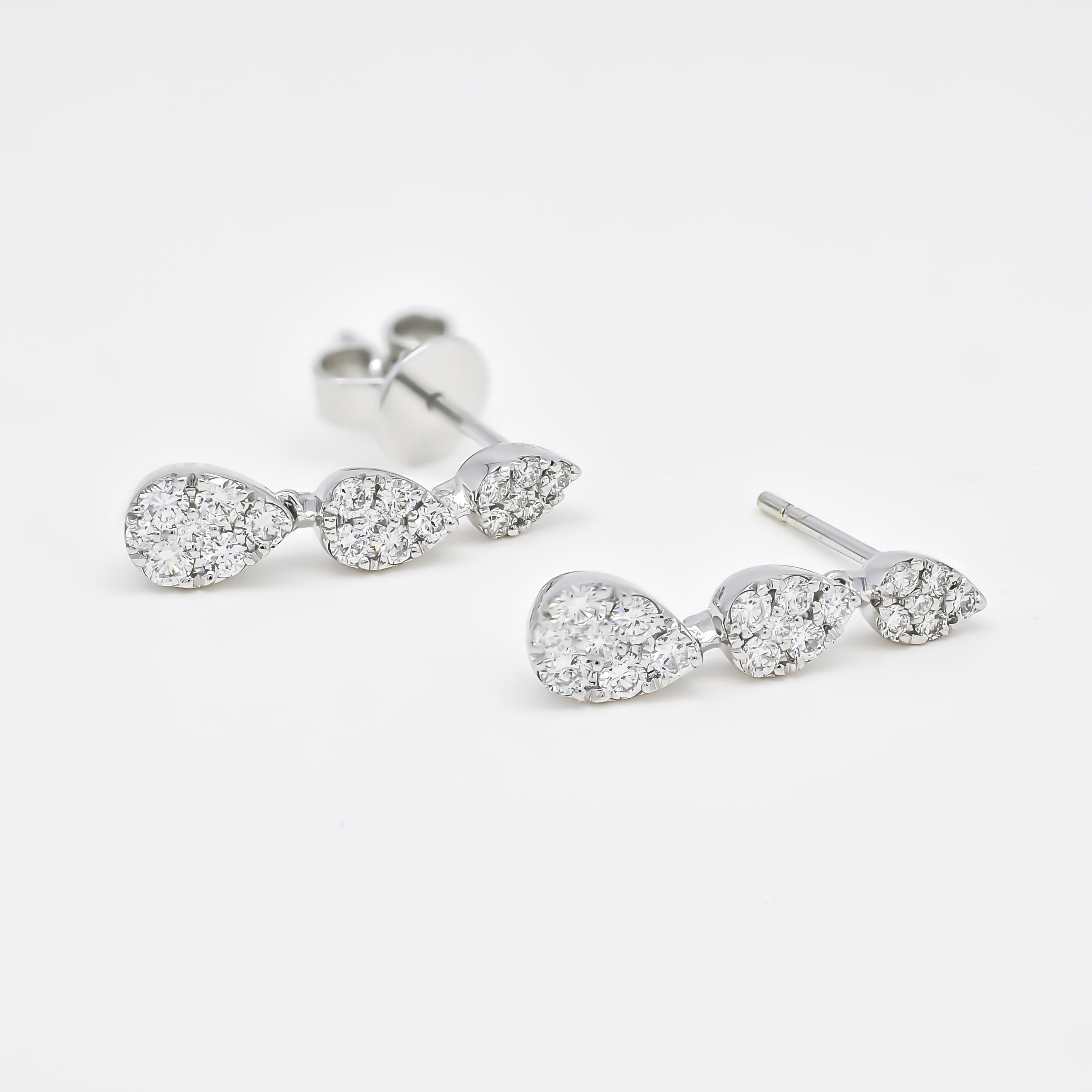 The Round Diamond Pear Shape Cluster Graduating Diamond Drop Dangler Earrings are the epitome of sophistication and luxury, perfect for any elegant occasion such as a cocktail party or wedding party. These stunning earrings feature a beautifully