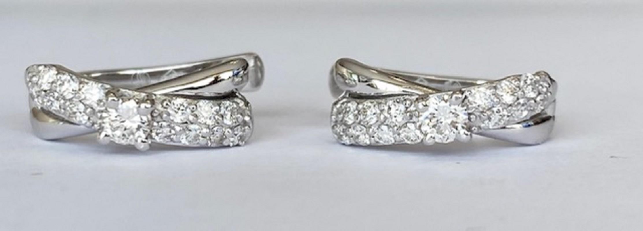 Offered in excellent condition, 18 karat white gold creole earrings with 2 brilliant cut diamonds in total approx. 0.20 ct G/VS and set on the sides with 26 brilliant cut diamonds approx. 0.40 ct of G/VS quality in total. Total 0.60 ct G/VS.
Length