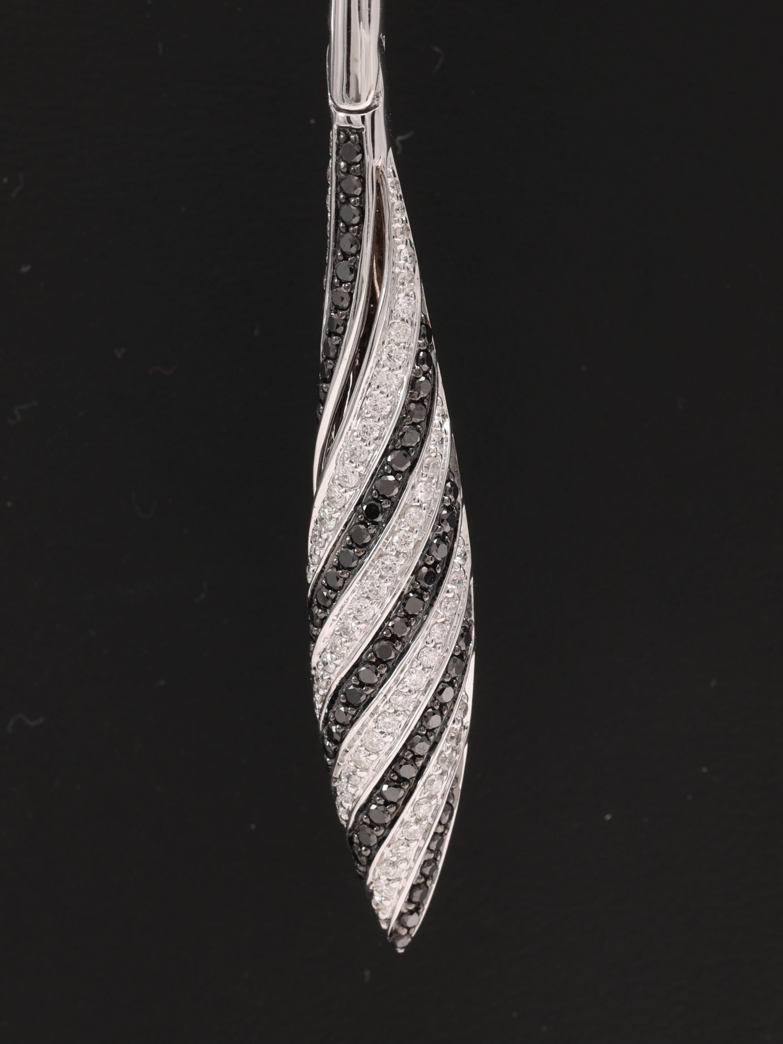 Artisan 18 kt. Boucles d'oreilles en or blanc avec diamants noirs et blancs de 1,48 carat en vente