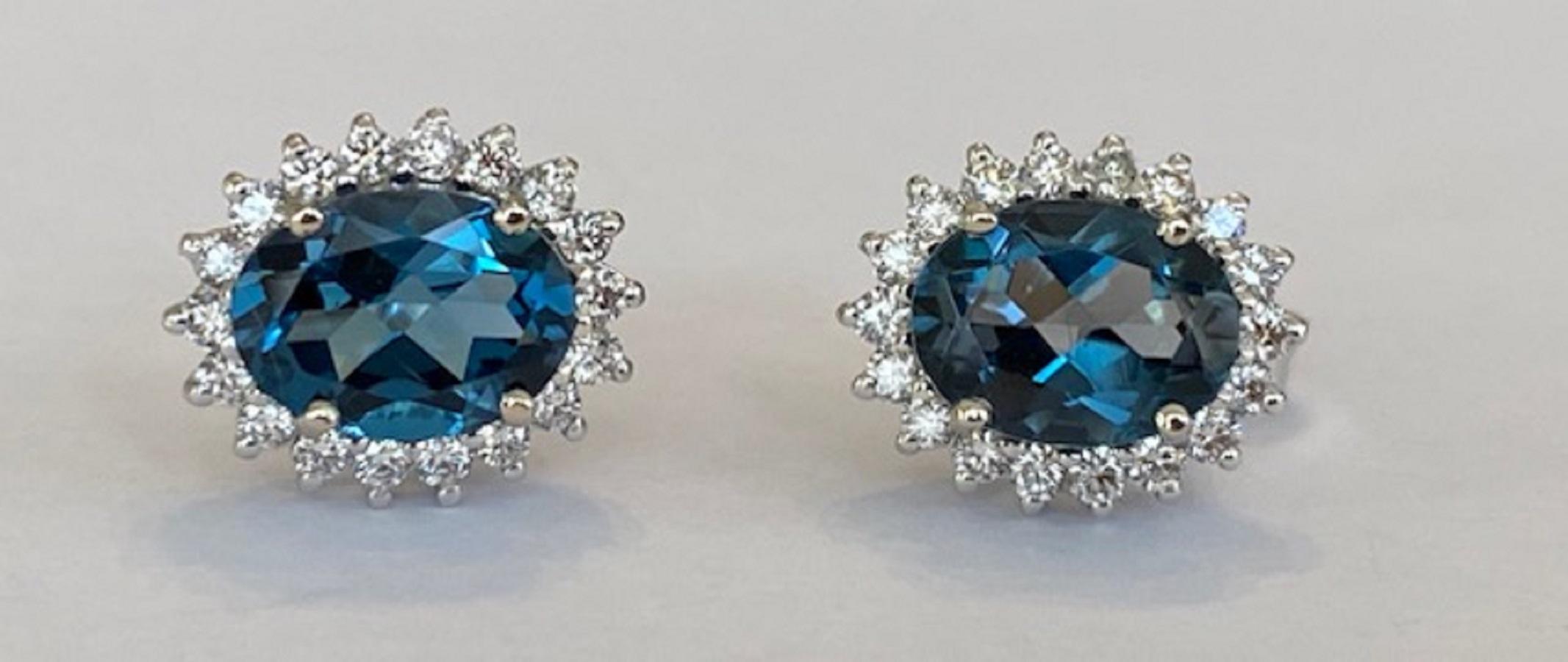 Ear studs in white gold, offered in new condition, with two pieces of oval cut London Blue Topaz approx. 2.5 carats together. The stones are surrounded by an entourage of 36 brilliant cut diamonds in total approx. 0.30 ct of G/VS quality.
Gold