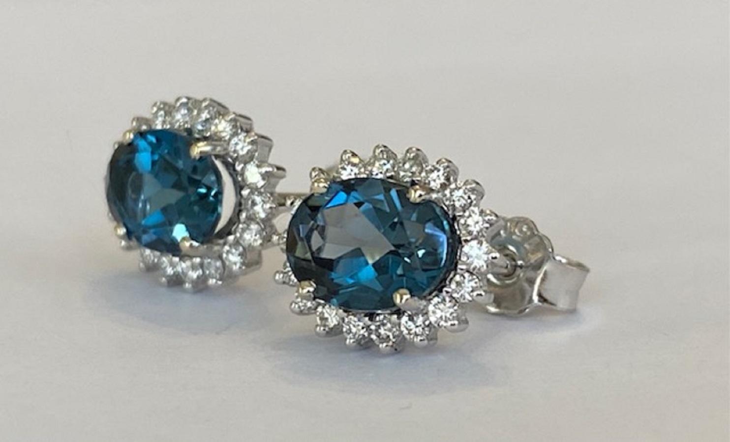 18 kt. White gold earrings with 2.50 ct Topazs and Diamonds In New Condition For Sale In AMSTERDAM, NL
