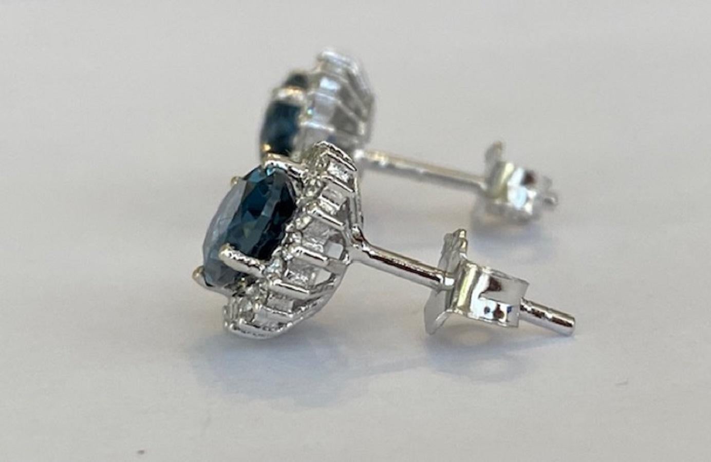 Women's 18 kt. White gold earrings with 2.50 ct Topazs and Diamonds For Sale