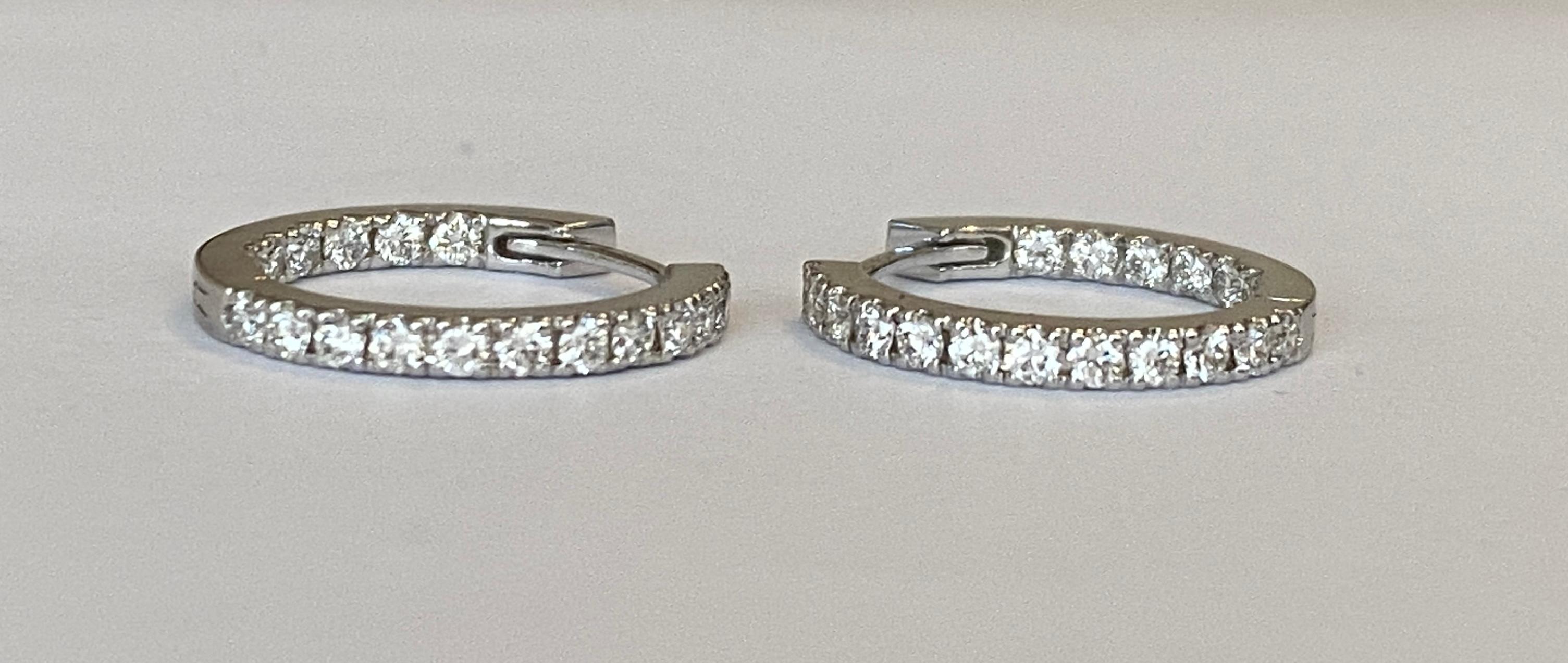 Boucles d'oreilles en or blanc 18 carats avec diamants en vente 4