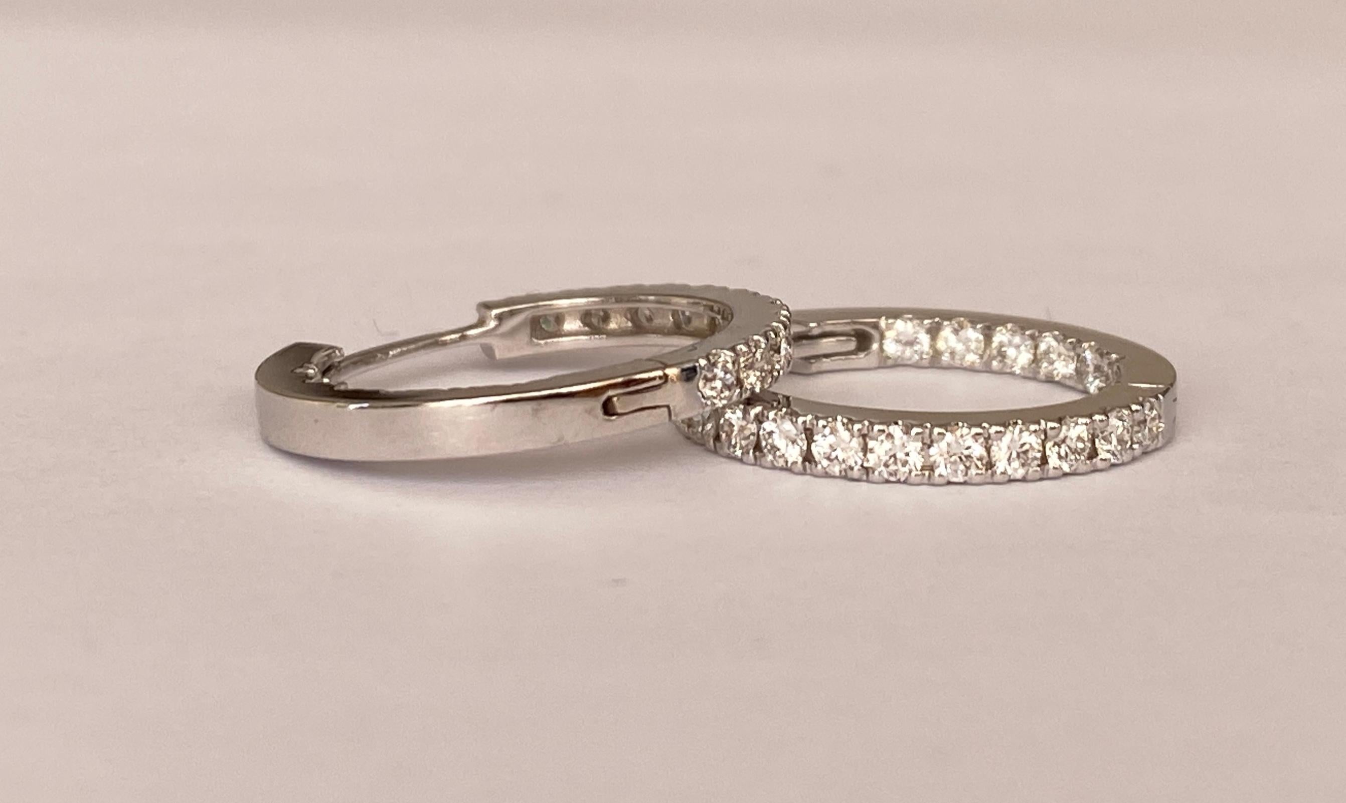 18 Karat White Gold Earrings with Diamonds In New Condition For Sale In AMSTERDAM, NL