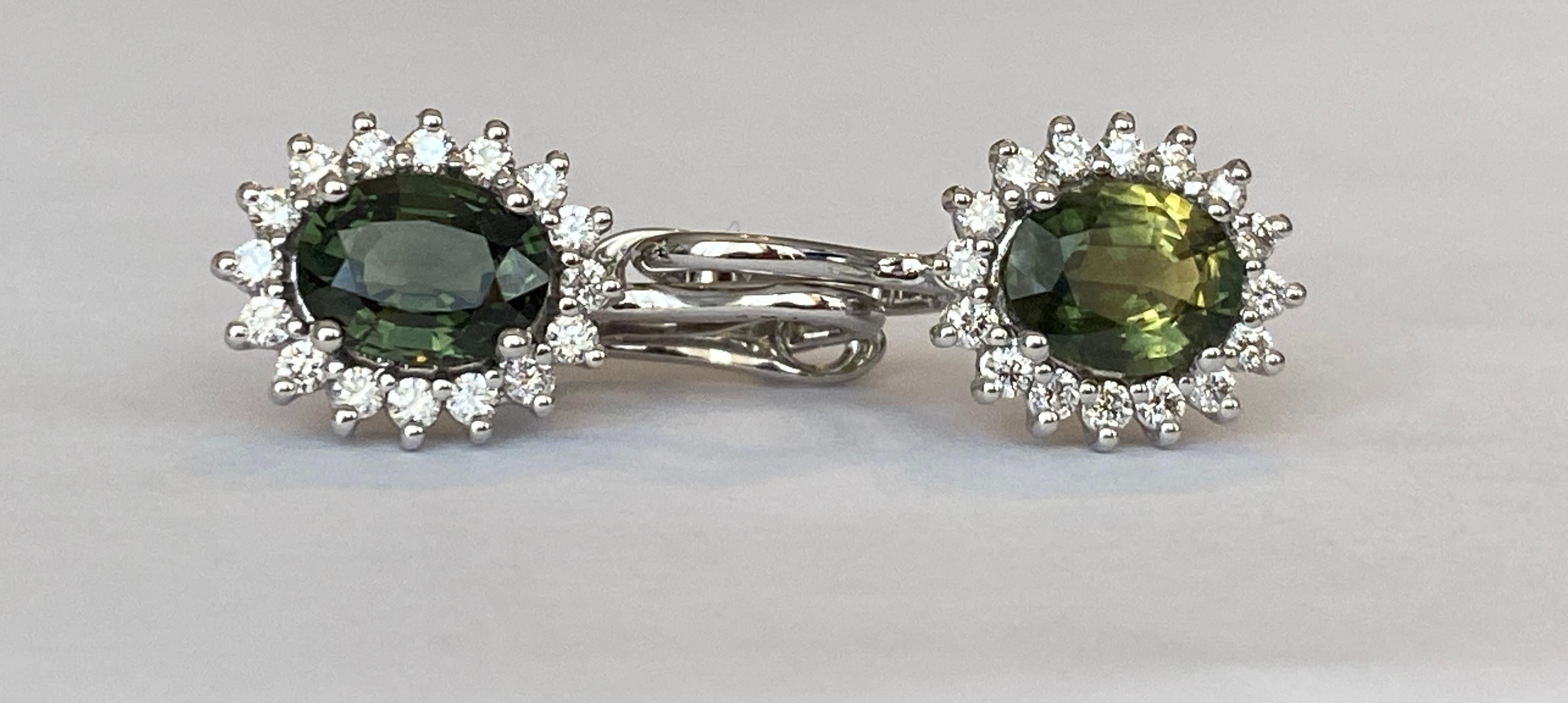 Offered earrings in white gold, with two pieces of oval cut Green sapphire of approx. 3,00 carats together. The stones are surrounded by an entourage of 32 pieces of brilliant cut diamonds, approx. 0.55 ct in total, of quality H/VS/SI.
Gold content:
