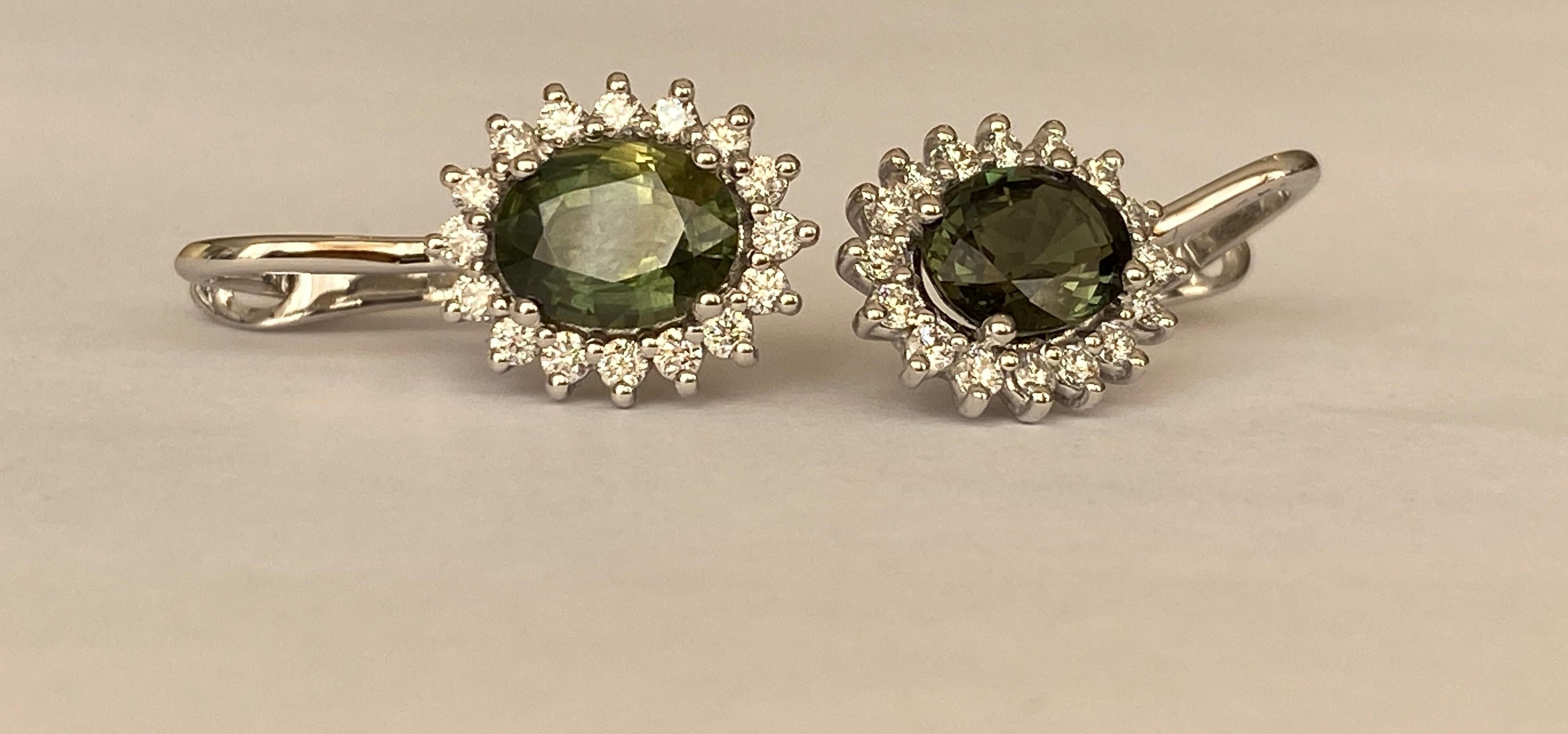 Taille brillant Boucles d'oreilles en or blanc 18 carats avec saphir vert d'environ 3,00 carats et diamants en vente